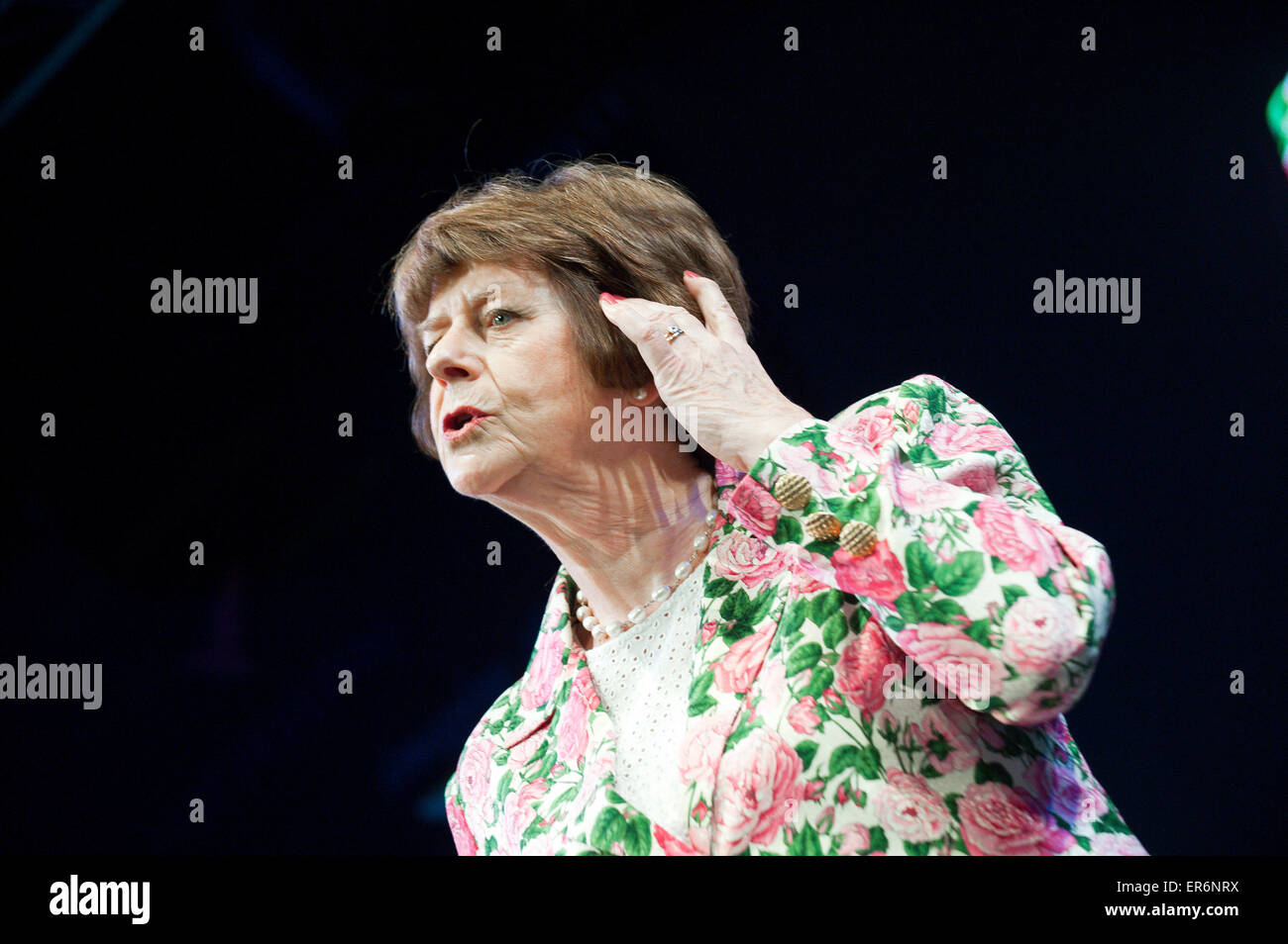 Hay-on-Wye, Powys, UK. 28. Mai 2015. PAM Ayres - ein Nachmittag mit Pam Ayres - Hay Festival 2015. Bildnachweis: Graham M. Lawrence/Alamy Live-Nachrichten. Stockfoto