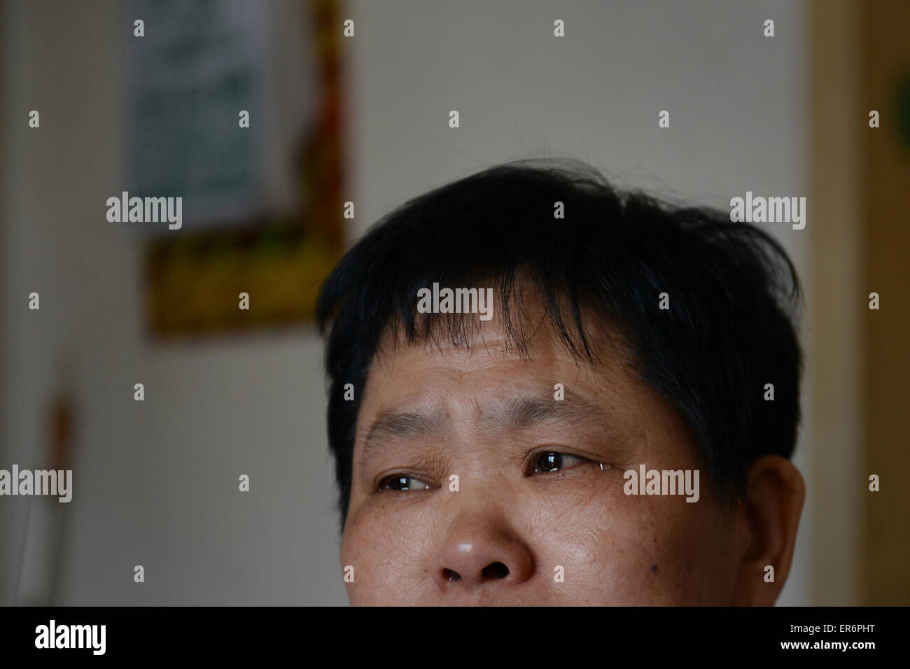 Jiaxing, Zhejiang, China 9. Mai 2015 Zhiling Chu weinte, als sie ihre Geschichte erinnert. Sie ließen sich scheiden vor 10 Jahren, nach, dass ihr einziger Sohn gestorben.  Gibt es etwa mehr als 1 Million Familien verloren ihr einziges Kind in China. China Medienberichten zufolge gibt es 190,000015 Millionen Jahr-alte Menschen, die nur ein Kind in ihre Familie und es gibt mehr als 2 Millionen alte Menschen, die ihr einziges Kind verloren.  Es erhöht 78.000 Familien pro Jahr. Mehr als 2 Millionen Senioren verlor ihr einzige Kind. Seit 1982 worden ein Kind eine Familienpolitik erzielt. Stockfoto