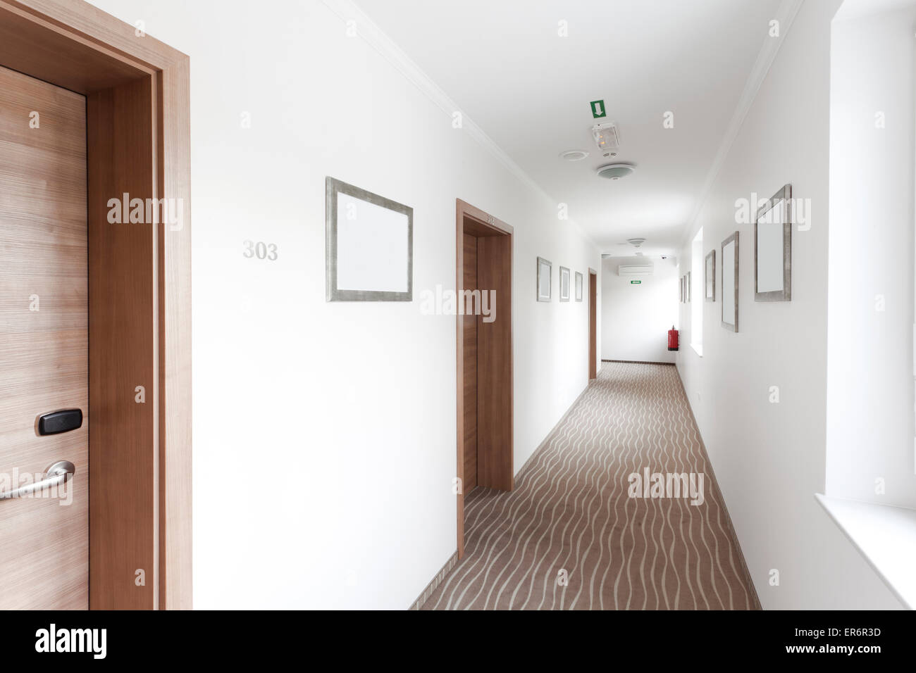 Hotel corridor doors carpet -Fotos und -Bildmaterial in hoher Auflösung ...