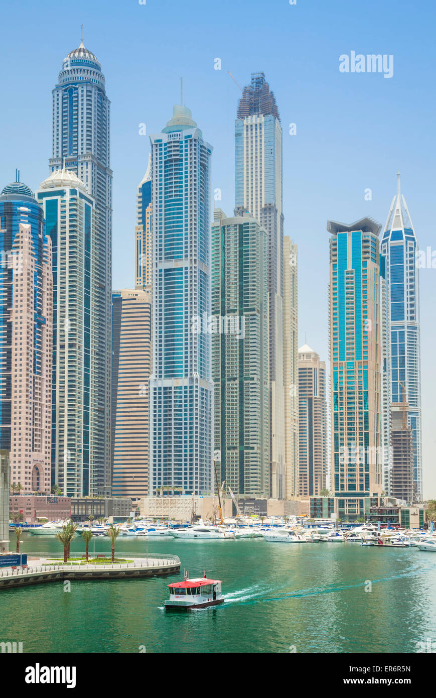 Skyline von Dubai Marina und Hafen mit Wasser taxi Dubai Stadt Vereinigte Arabische Emirate VAE mittlere Osten Stockfoto