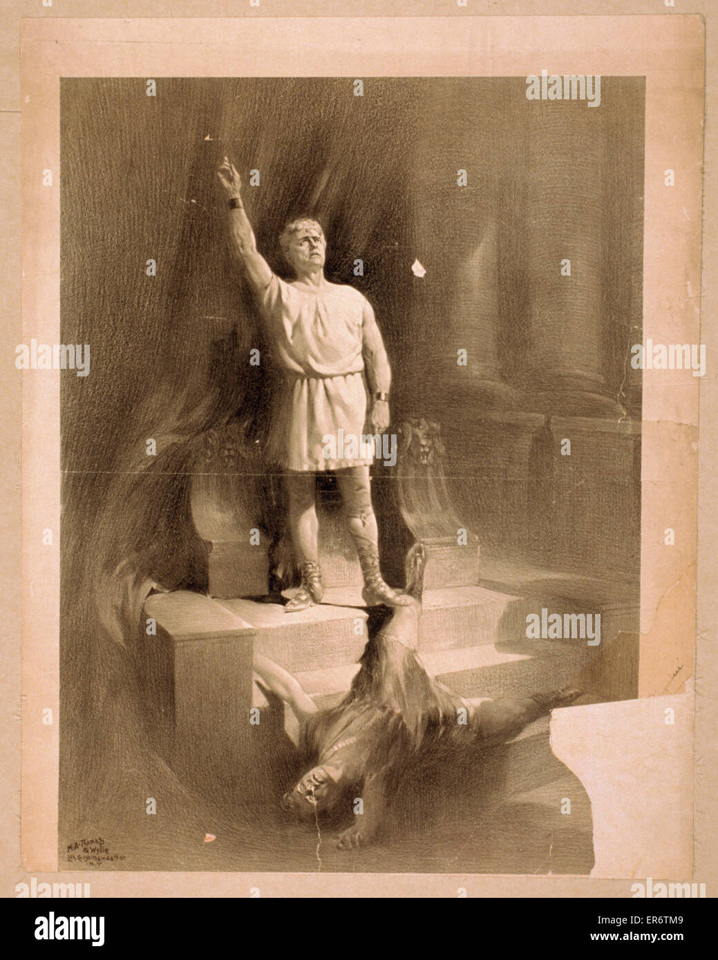 Ein Mann kleidet sich wie ein Römer, mit erhobenen Armen, die auf den Stufen oben stehen Stockfoto