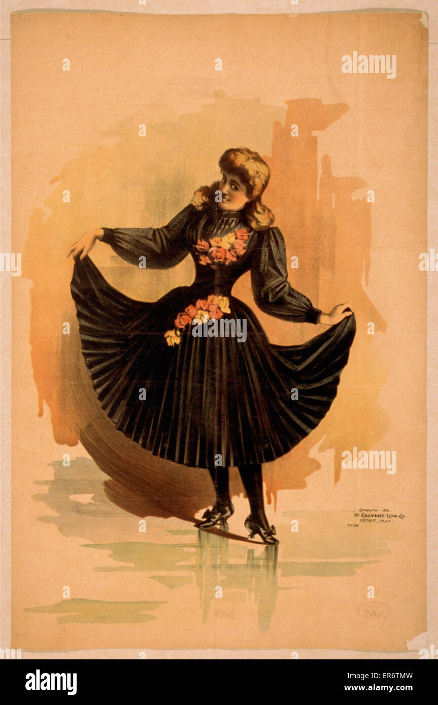 Blonde Frau in schwarzem Kleid mit Rosen halten bis Rock Stockfoto