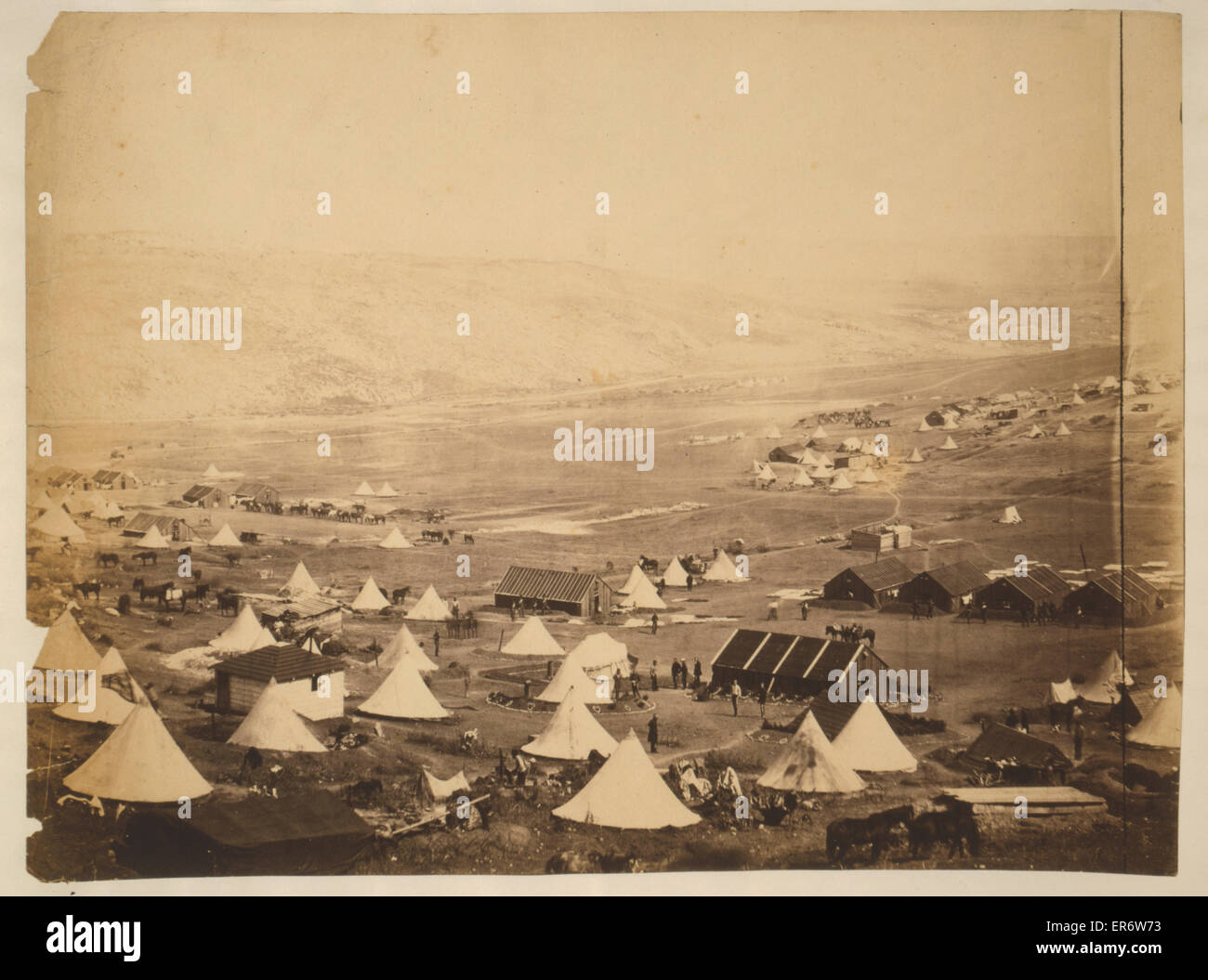 Kavallerie-Camp mit Blick auf Kadikoi. Blick auf Lager mit Glocke Zelten, Hütten, Soldaten und Pferde. Datum, 1855. Stockfoto