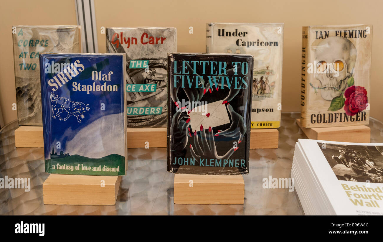 London, UK. 28. Mai 2015. Modernere Alter Bücher in Dustcovers zu sehen, wie literarische Fans und Sammler für die 58. London International Antiquarian Buchmesse in Kensington Olympia sammeln. Dieser dreitägige Großveranstaltung ist eines der größten und renommiertesten antiquarische Buchmessen der Welt präsentiert seltene, einzigartige und ungewöhnliche Elemente von 180 führenden britischen und internationalen Händlern. Bildnachweis: Stephen Chung / Alamy Live News Stockfoto