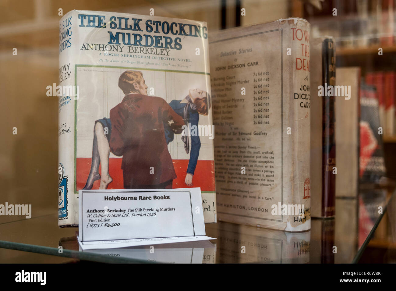 London, UK. 28. Mai 2015. £5.500 für den 1928 Roman '' The Silk Stocking Murders, wie literarische Fans und Sammler für die 58. London International Antiquarian Buchmesse in Kensington Olympia sammeln. Dieser dreitägige Großveranstaltung ist eines der größten und renommiertesten antiquarische Buchmessen der Welt präsentiert seltene, einzigartige und ungewöhnliche Elemente von 180 führenden britischen und internationalen Händlern. Bildnachweis: Stephen Chung / Alamy Live News Stockfoto