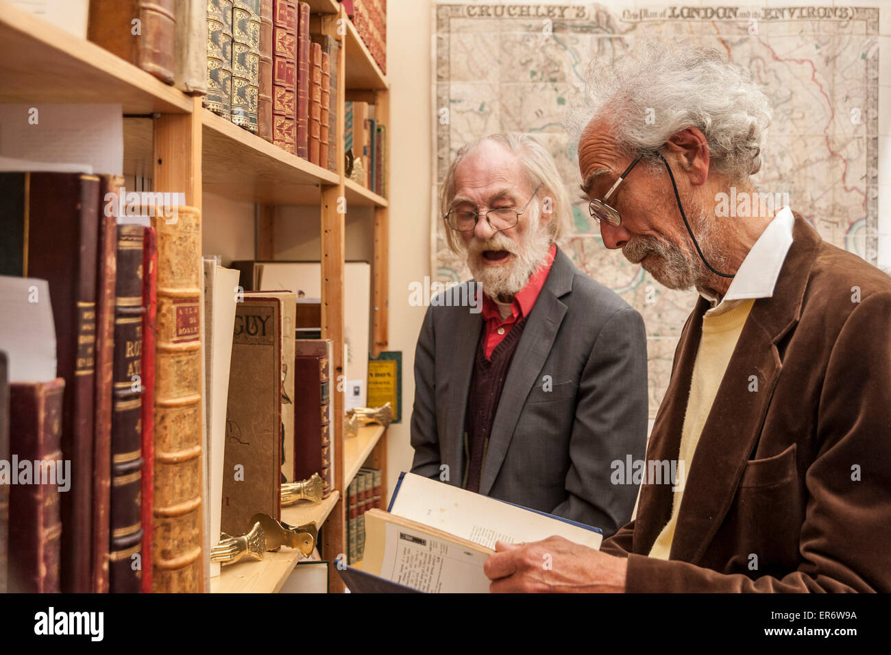 London, UK. 28. Mai 2015. Käufer sehen eine antiquarische Buch, wie literarische Fans und Sammler für die 58. London International Antiquarian Buchmesse in Kensington Olympia sammeln. Dieser dreitägige Großveranstaltung ist eines der größten und renommiertesten antiquarische Buchmessen der Welt präsentiert seltene, einzigartige und ungewöhnliche Elemente von 180 führenden britischen und internationalen Händlern. Bildnachweis: Stephen Chung / Alamy Live News Stockfoto