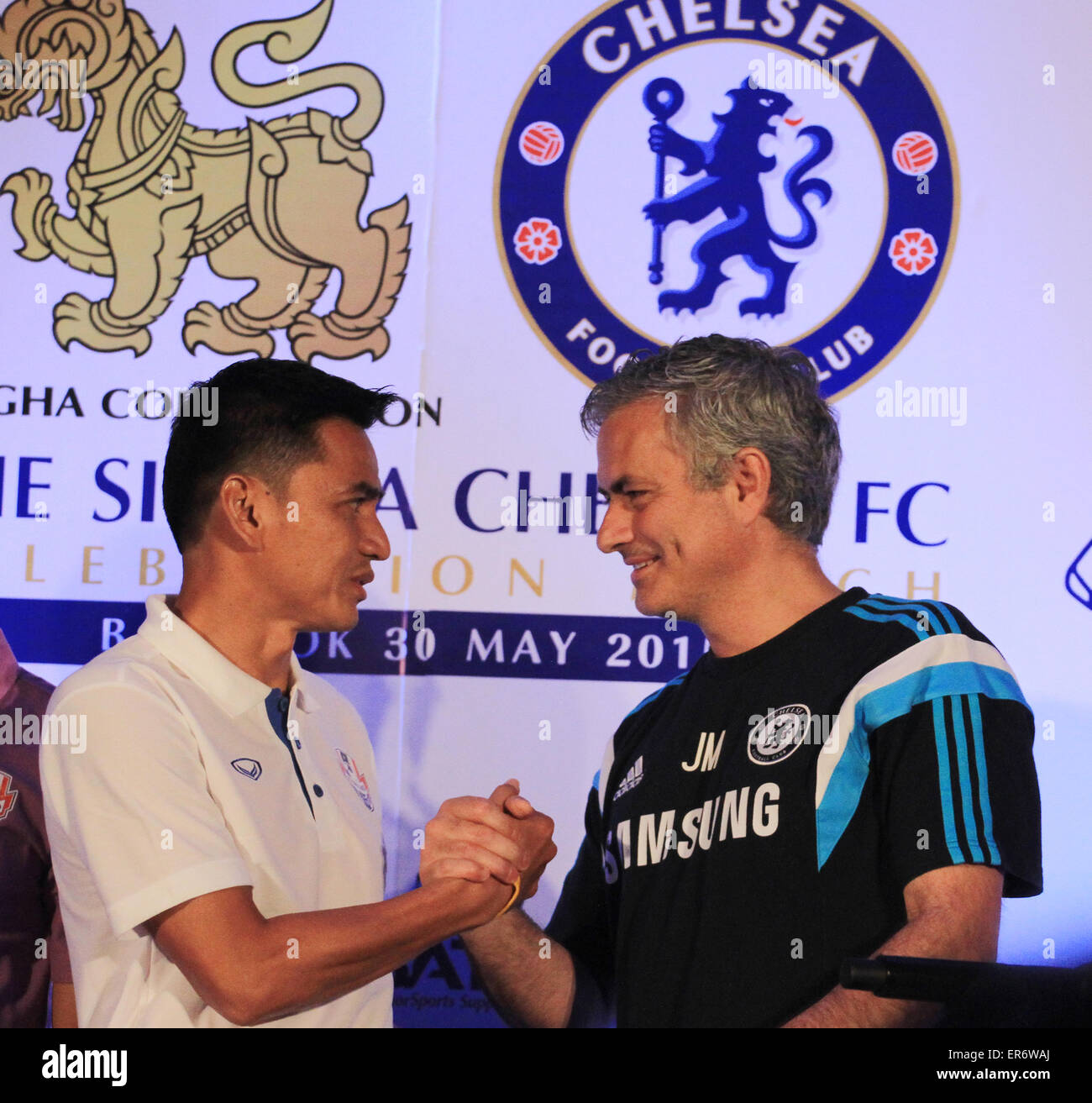 Bangkok, Thailand. 28. Mai 2015. Kiatisuk Senamuang (links) Thailand-All-Stars-FC Manager begrüßt Jose Mourinho (rechts) Chelsea FC-Manager im Rahmen einer Pressekonferenz vor dem Thailand All-Stars-Team am 30. Mai 2015 in Bangkok im Rahmen der pre-Season-der Team-Tour in Asien. © Vichan Poti/Pacific Press/Alamy Live-Nachrichten Stockfoto
