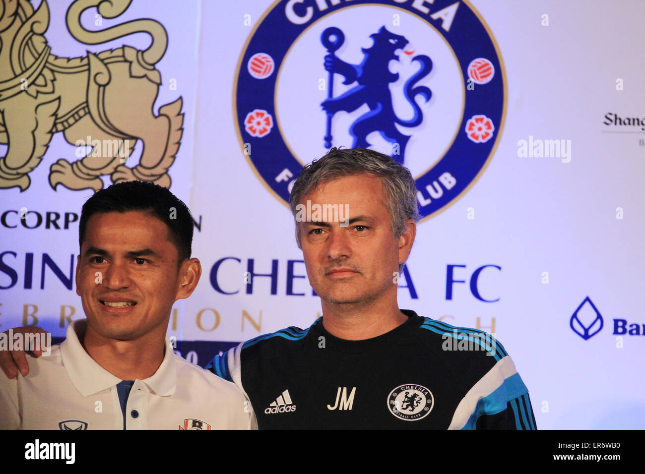 Bangkok, Thailand. 28. Mai 2015. Kiatisuk Senamuang (links) Thailand-All-Stars-FC Manager grüßen Jose Mourinho (rechts) Chelsea FC-Manager im Rahmen einer Pressekonferenz vor dem Thailand All-Stars-Team am 30. Mai 2015 in Bangkok im Rahmen der pre-Season-der Team-Tour in Asien. © Vichan Poti/Pacific Press/Alamy Live-Nachrichten Stockfoto
