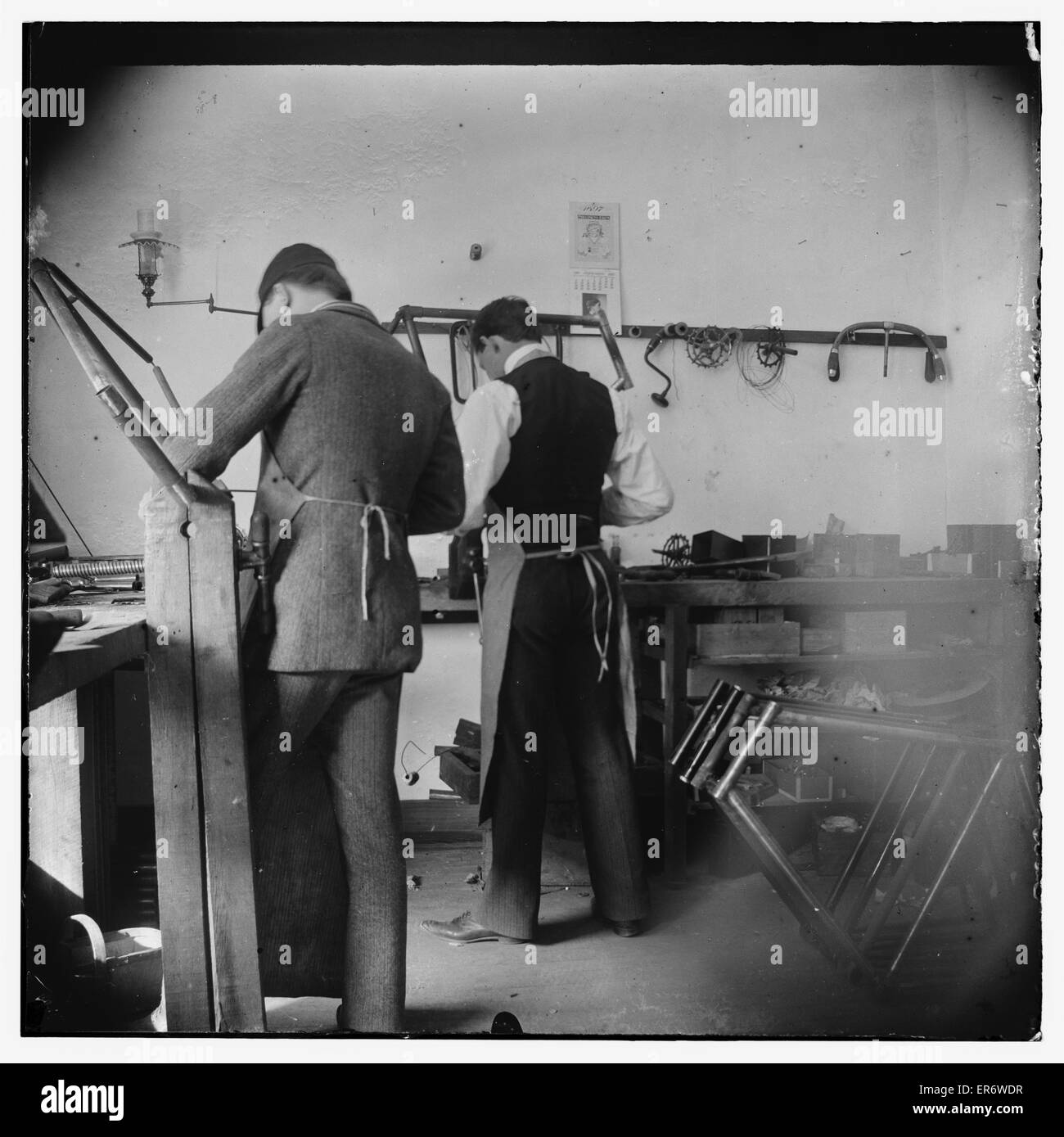 Orville Wright und Edwin H. Sines, Nachbar und Kindheit Freund, Einreichung Rahmen auf der Rückseite das Fahrradgeschäft Wright. 1897 Stockfoto