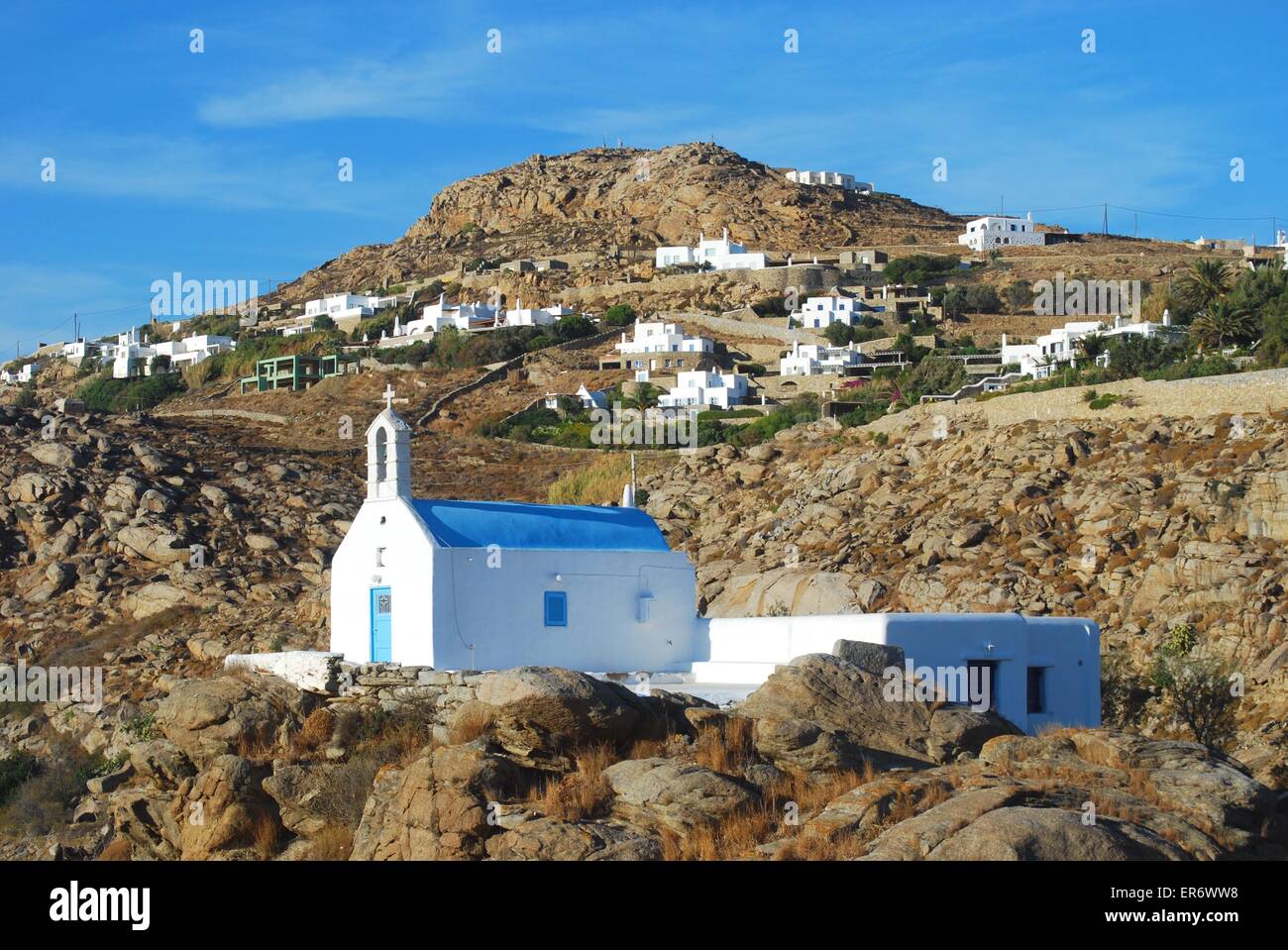 Griechisch-orthodoxe Kirche auf einem Hügel, Tourlos, Mykonos, Kykladen, griechische Inseln, Griechenland Stockfoto