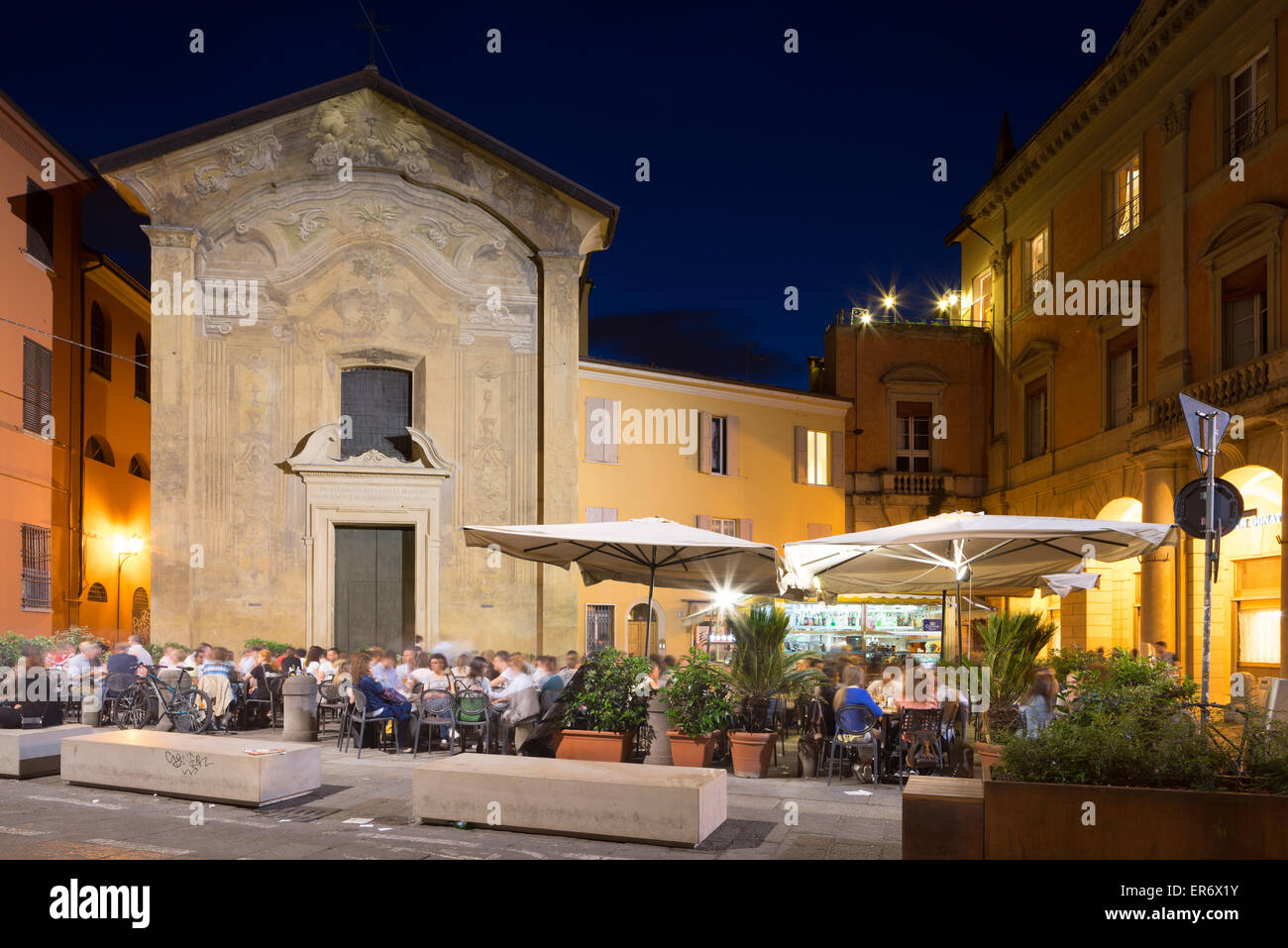 Outdoor-Restaurant in der Nähe der Universität von Bologna, Bologna, Italien. Stockfoto