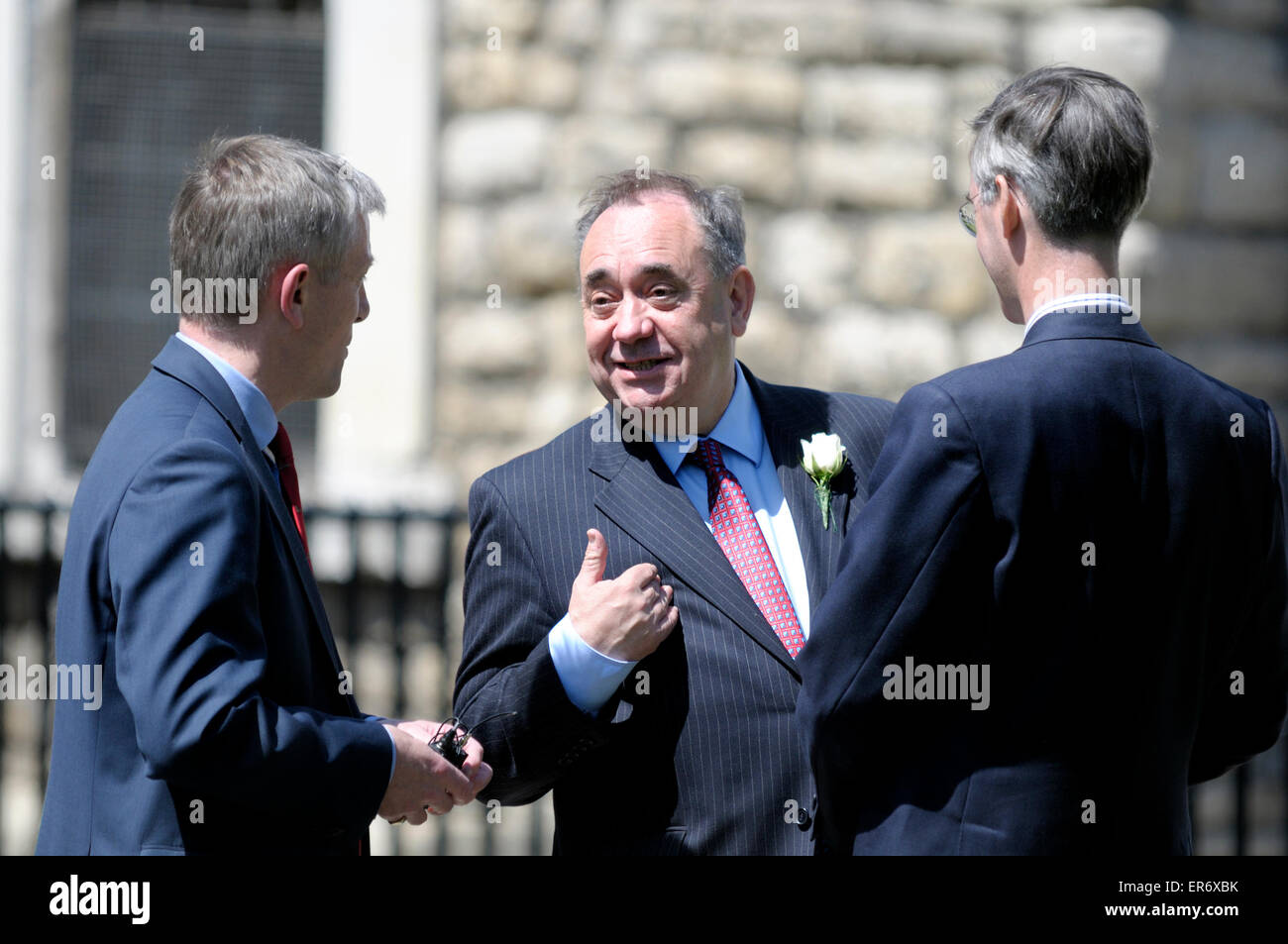 London. 27.Mai 2015. Alex Salmond im Gespräch mit Jakob Rees-Mogg auf College Green, Westminster Stockfoto