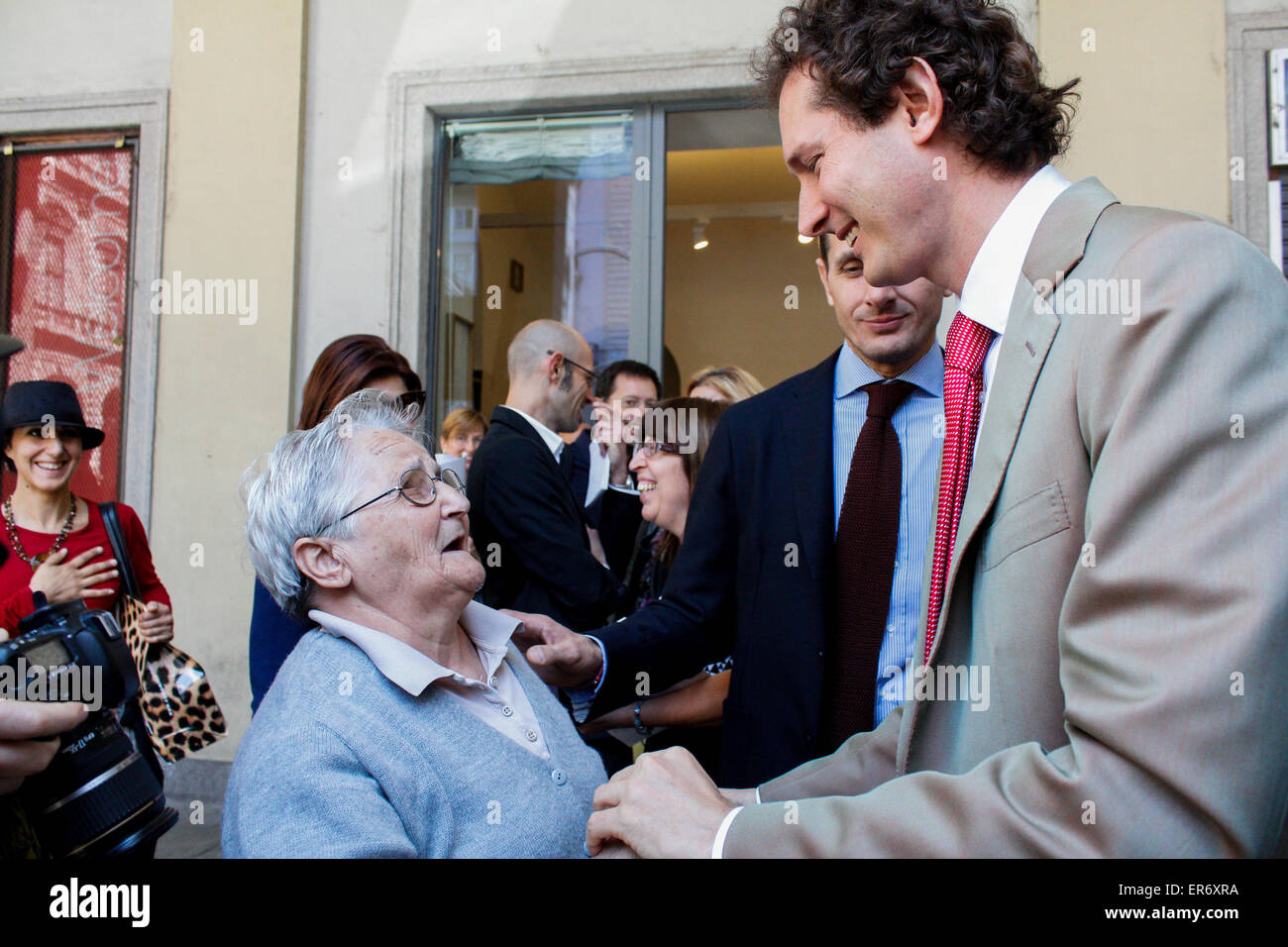 Turin, Italien. 28. Mai 2015. Der Vizepräsident Fondazione Giovanni Agnelli, John Elkann, grüßt eine ältere Dame. © Elena Aquila/Pacific Press/Alamy Live-Nachrichten Stockfoto