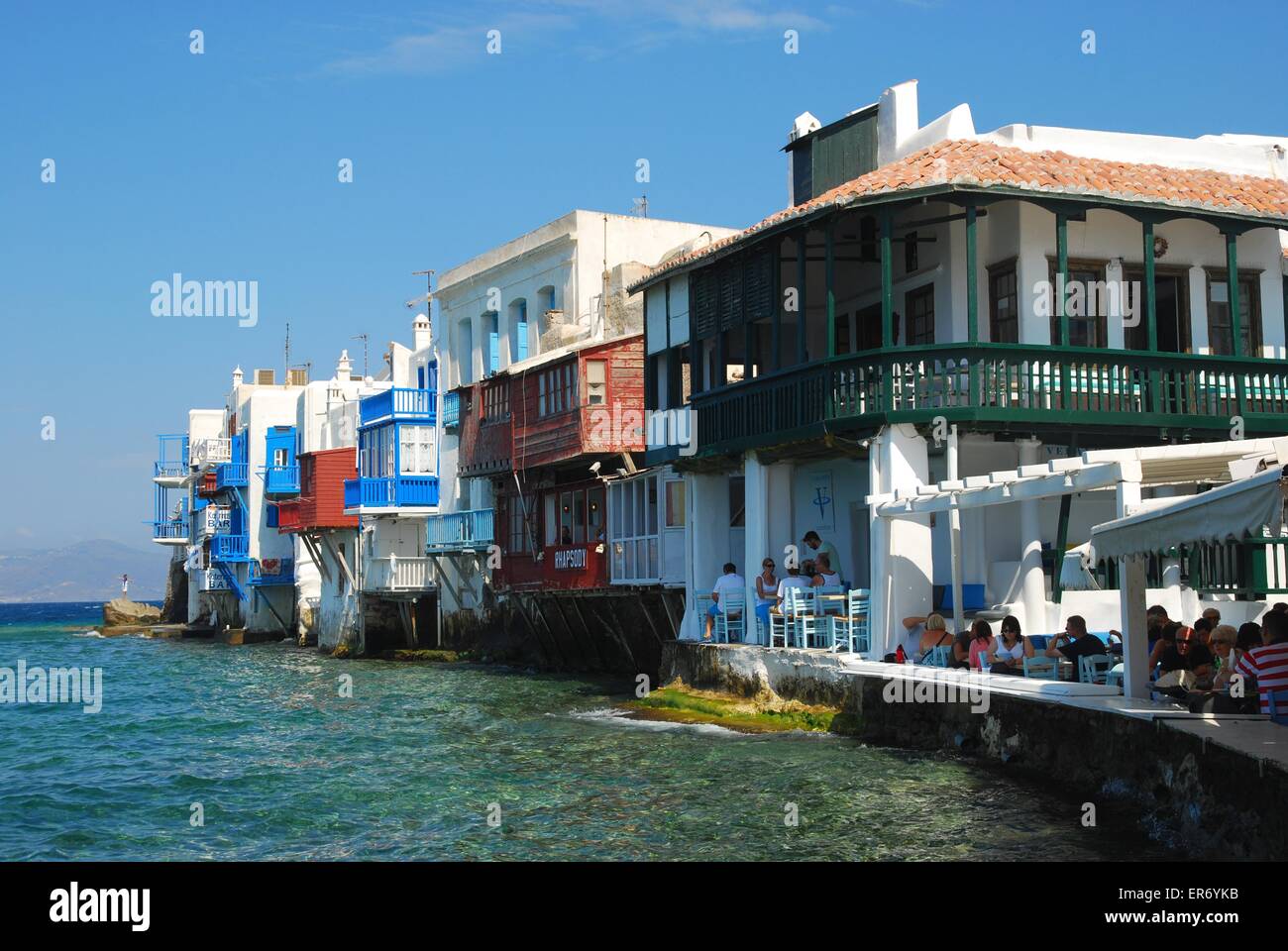 Little Venice, Mykonos, Griechenland. Menschen in einem Restaurant. Stockfoto