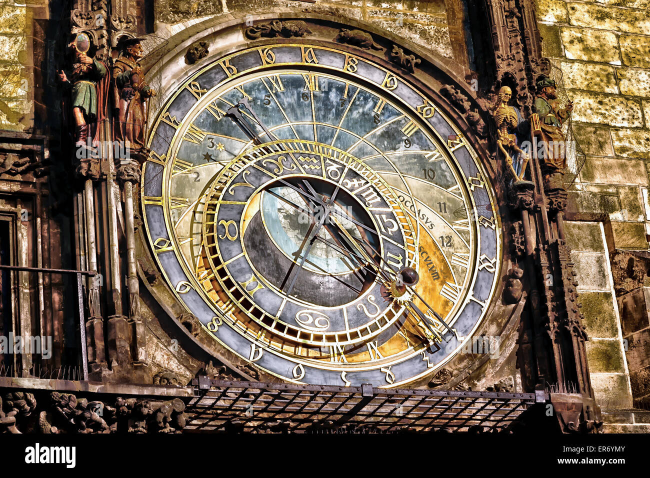 Nacht Blick auf die mittelalterliche astronomische Uhr in der Altstädter Ring in Prag Stockfoto