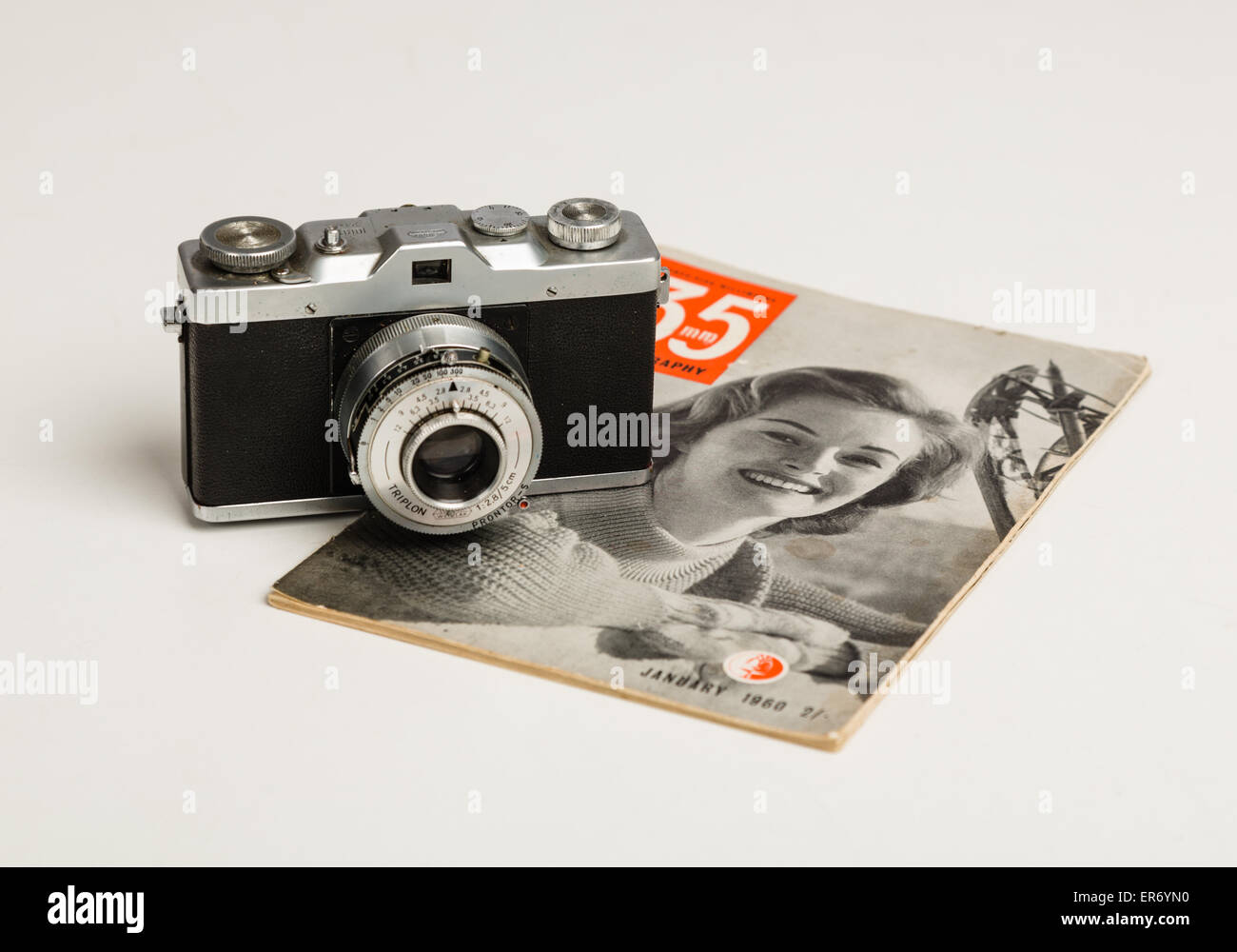 Jahrgang 35-mm-Kamera und Magazin Stockfoto
