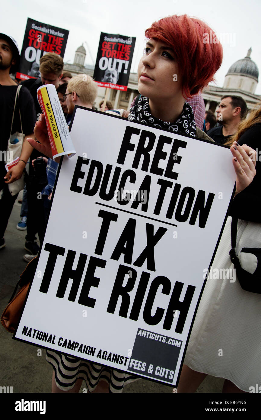Londoner Anti-Sparkurs Protest. Eine junge Frau Demonstrant hält ein Plakat-Sprichwort "freie Bildung: Besteuerung die reichen". Stockfoto