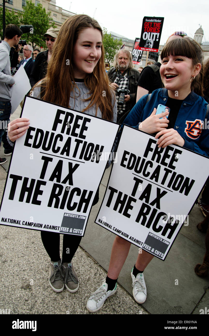 Londoner Anti-Sparkurs Protest. Zwei Schülerinnen und Schüler tragen Plakate sagen "freie Bildung: Besteuerung die reichen". Stockfoto