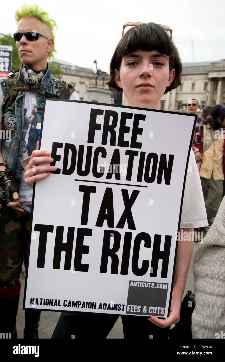 Londoner Anti-Sparkurs Protest. Eine junge Frau Demonstrant hält ein Plakat-Sprichwort "freie Bildung: Besteuerung die reichen". Stockfoto
