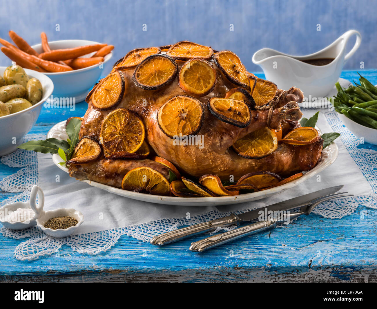 Ganze Türkei Orange glasiert mit Orangenscheiben Stockfoto