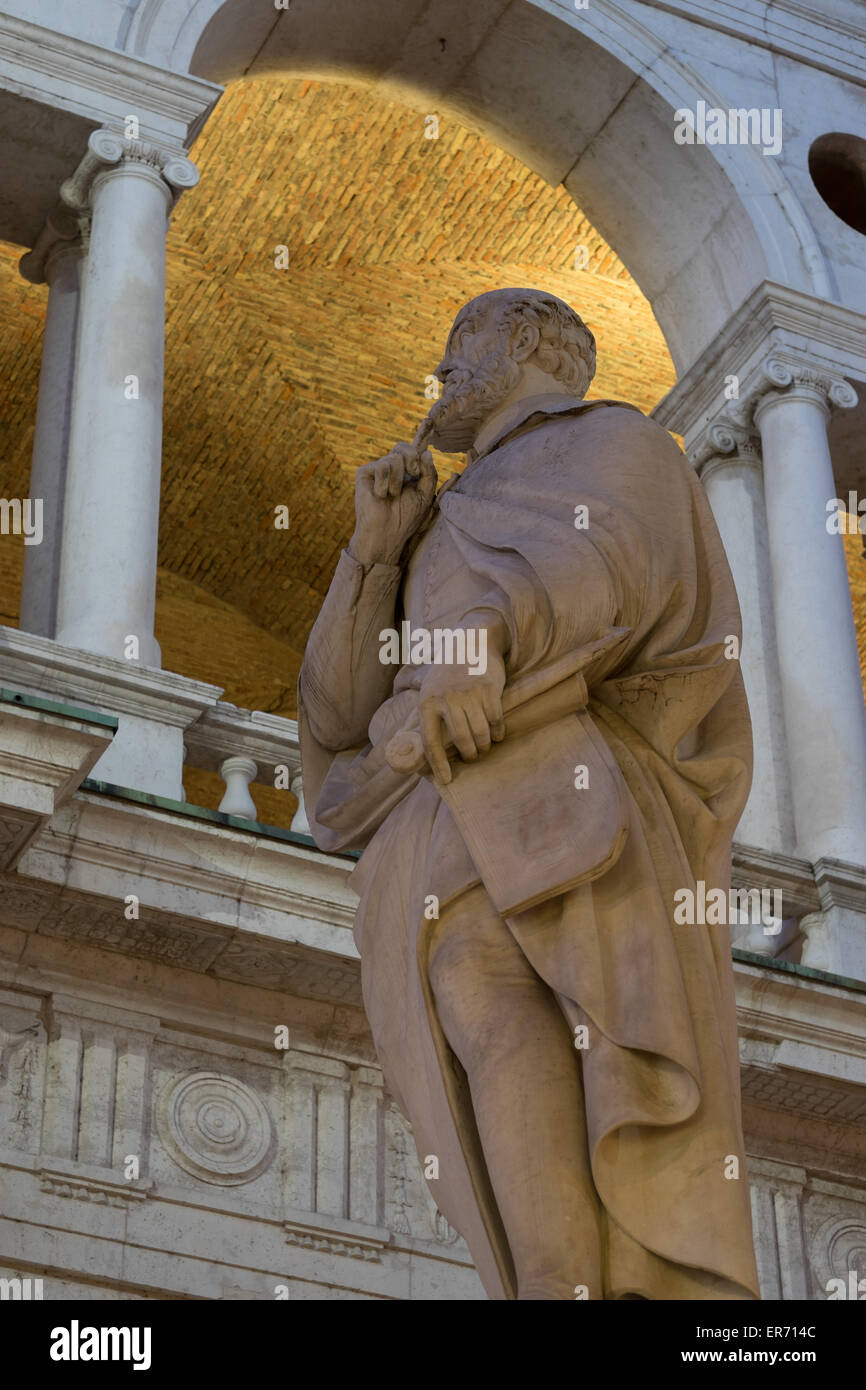 Statue des Architekten Andrea Palladio in der Piazza dei Signori in Vicenza Italien. Stockfoto