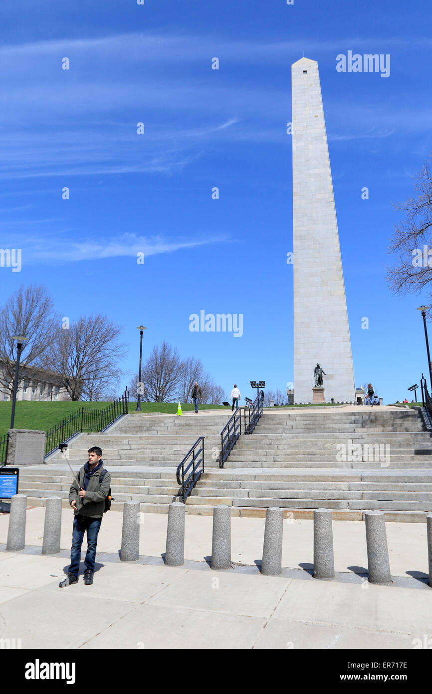 Boston Freedom Trail Wahrzeichen Selfie mit Mann und Selfie Stick. Bunker Hill Monument in Boston, Massachusetts gut für Selfies. Stockfoto