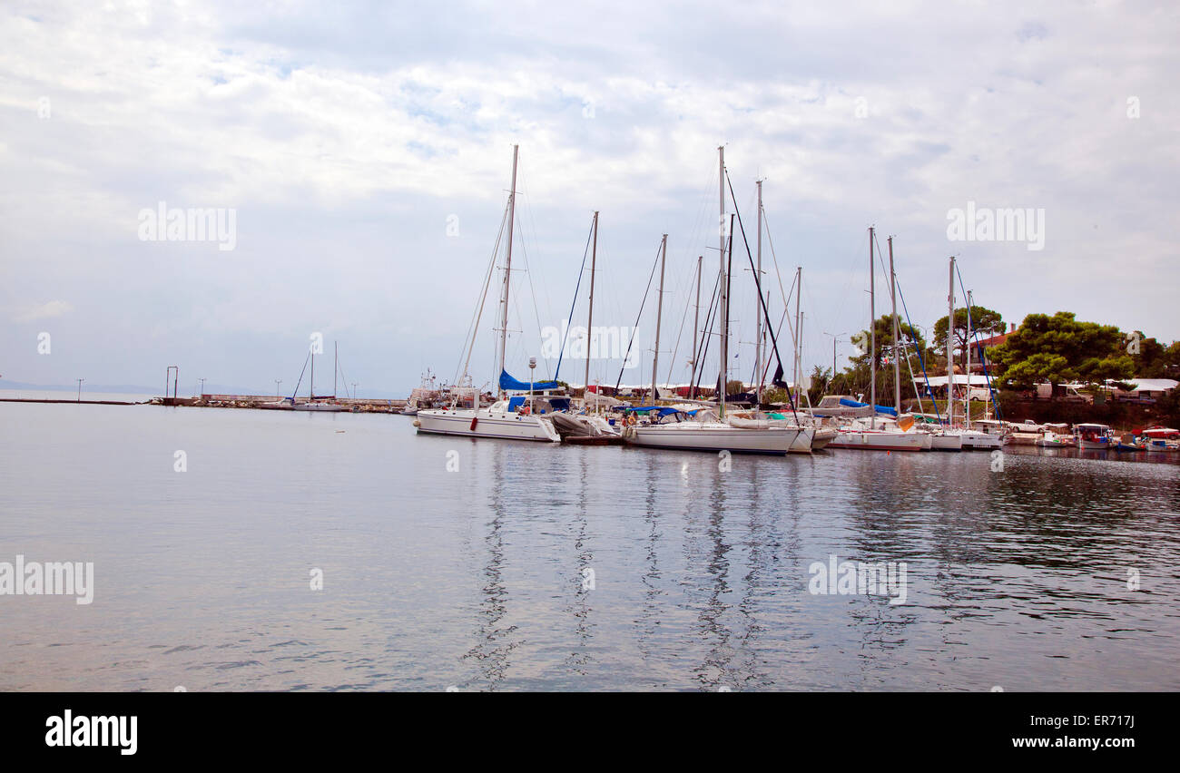 Kleiner Hafen in Neos Marmaras Dorf, Griechenland Stockfoto