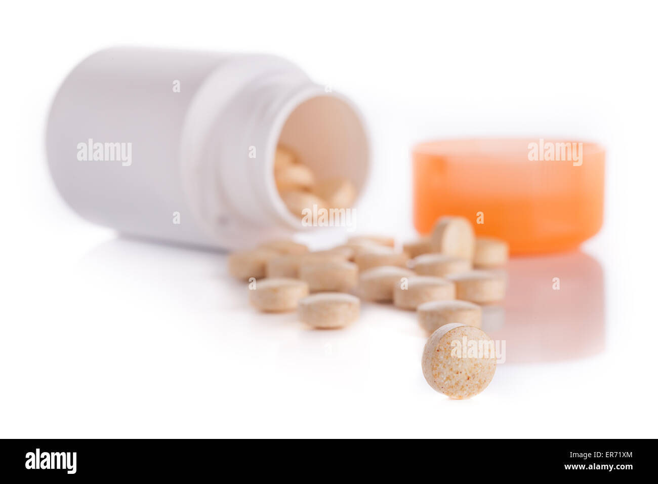 Tabletten und ein Glas auf eine glänzende Oberfläche Stockfoto
