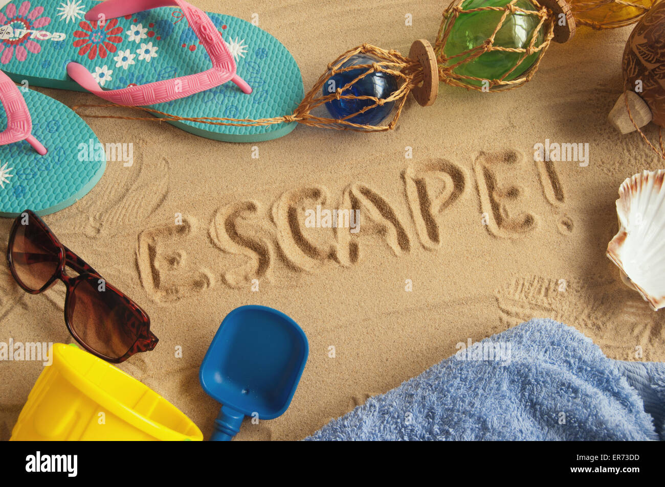 Reisekonzept mit Flucht in Sand umgeben von Strand-Elemente einschließlich, Flip Flops, Handtuch, Sonnenbrille und Muschel gezeichnet Stockfoto
