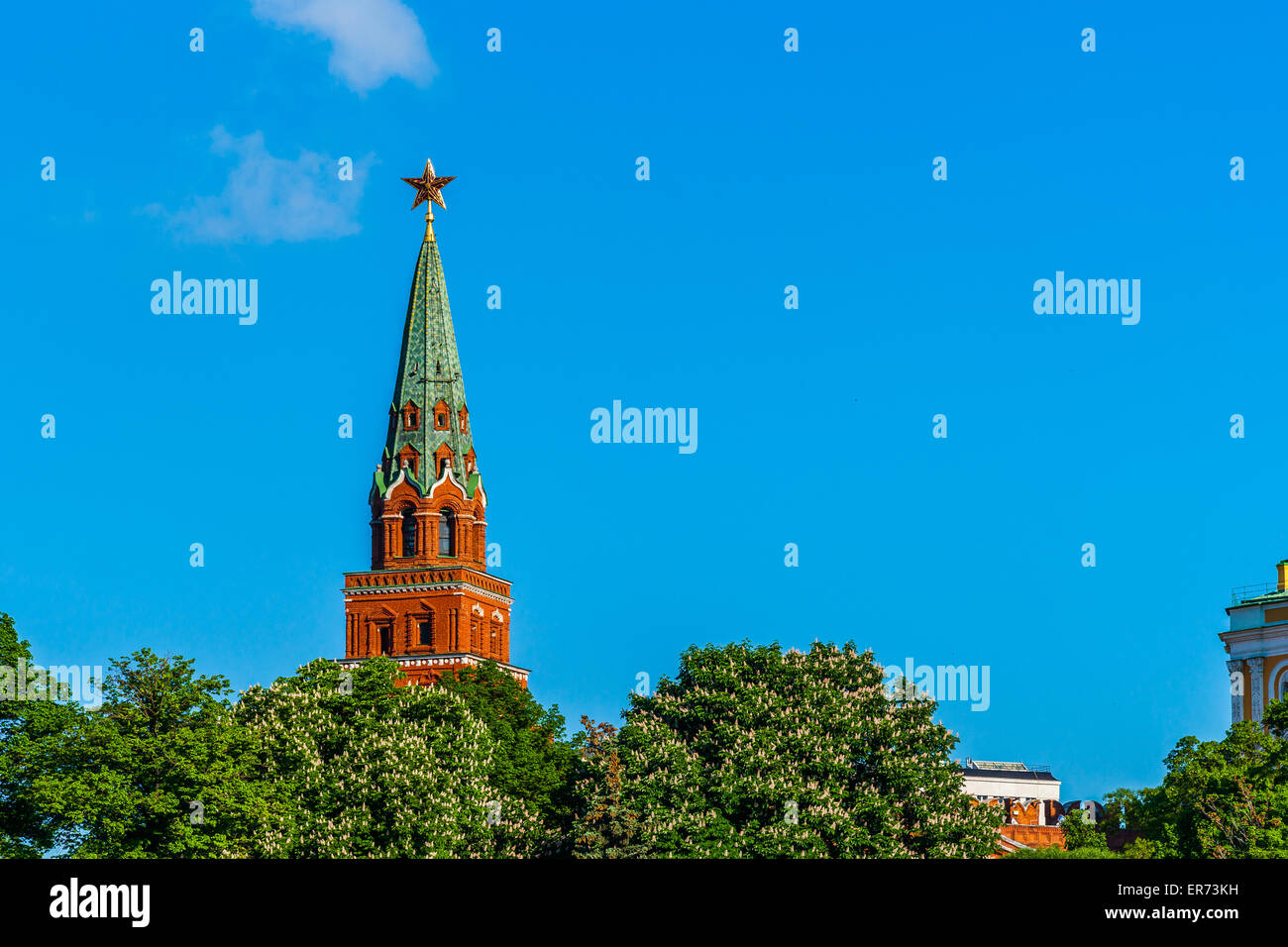 Frühling im Moskauer Kreml. Der Moskwa, den Kreml Damm, Wand- und Borovitskaya Turm. Stockfoto