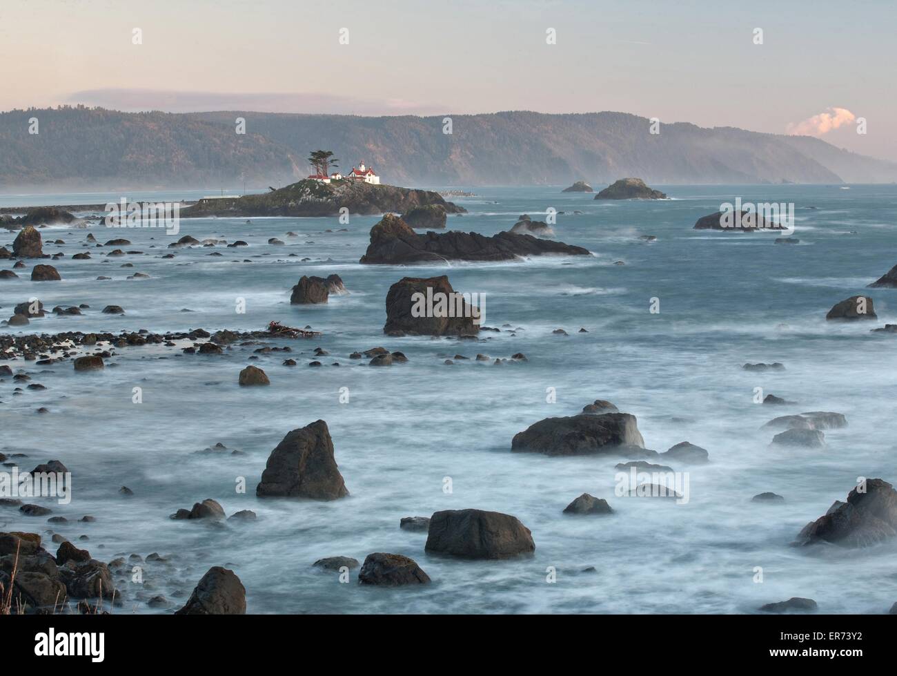 Leuchtturm auf Trinidad Bay in das California Coastal National Monument in Kalifornien. Das Denkmal besteht aus mehr als 20.000 Inselchen, Felsen, Riffe ausgesetzt und Zinnen erstreckt sich die Länge des Staates zwischen Mexiko und Oregon. Stockfoto