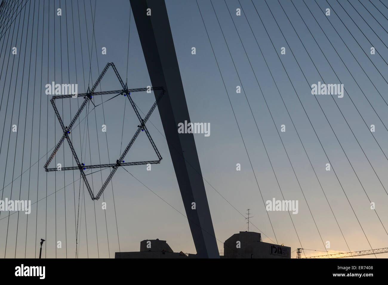 Jerusalem, Israel. Ein großer Davidstern hängen von der Akkorde-Brücke am Eingang der Stadt, Unabhängigkeitstag zu feiern. Stockfoto