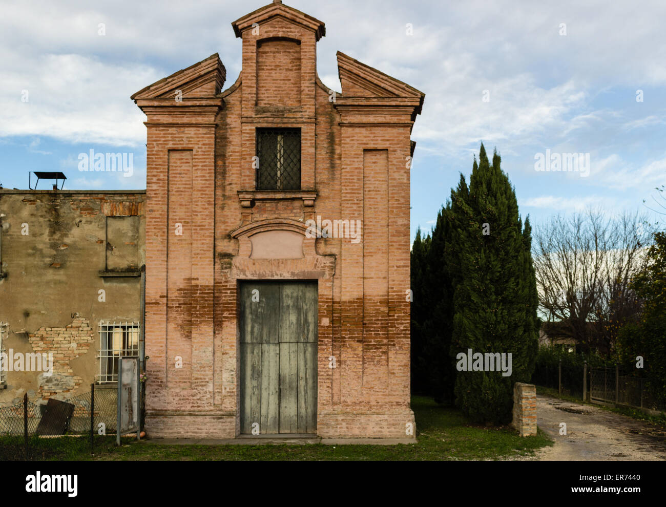 Brickwall Fassade von einem frühen XVIII Jahrhundert Oratorium, Kirche St. Dorothea in dem Dorf Belricetto in der Nähe von Ravenna in der Landschaft der Emilia Romagna in Norditalien gewidmet Stockfoto