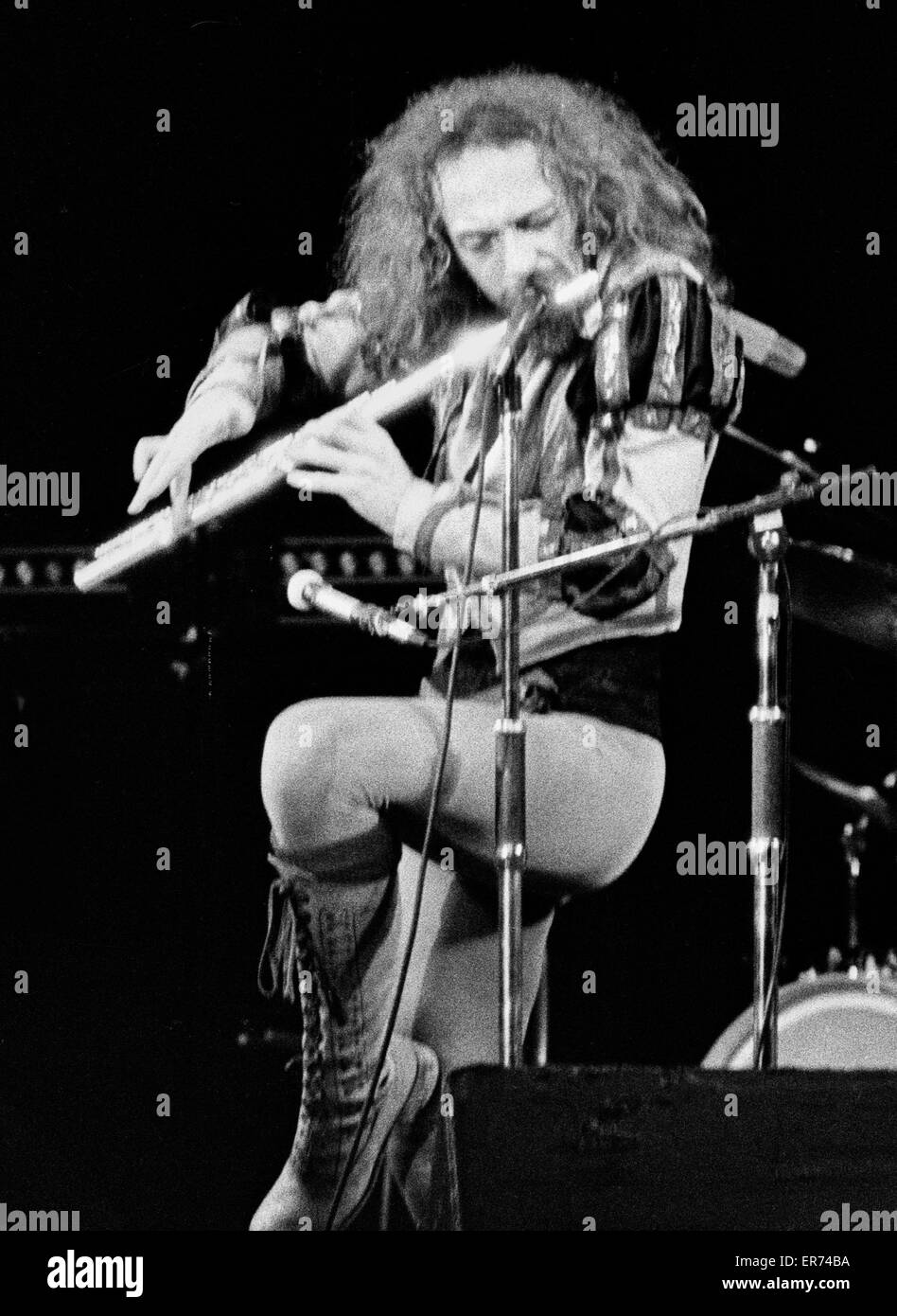 Jethro Tull Konzert, 1975 - Ian Anderson Flötenspiel in klassischer Form von Jethro Tull. Stockfoto