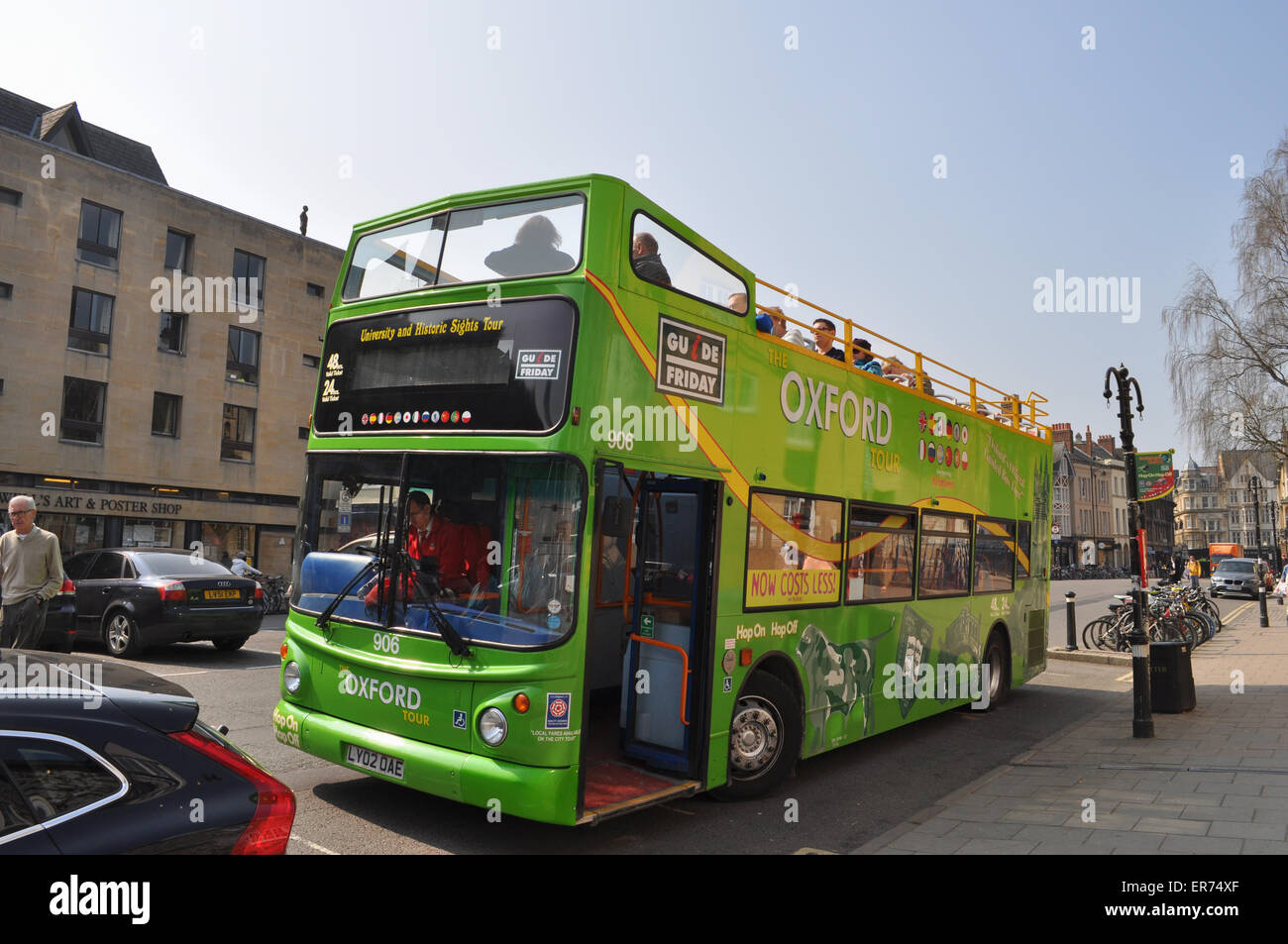 Hop On Hop Off offene obere Oxford Tourbus in Broad Street, Oxford, England Stockfoto