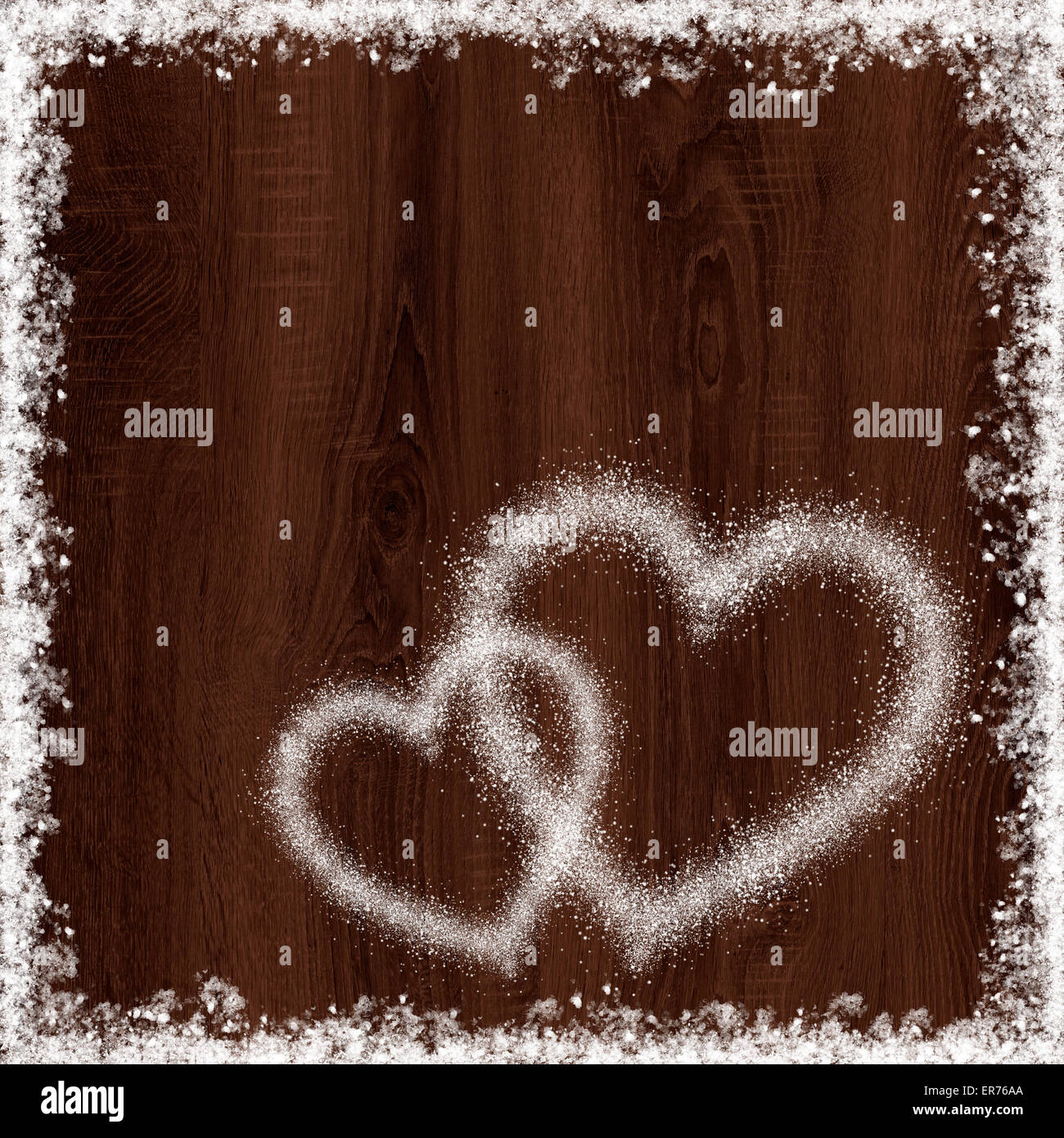 Herzform aus Schnee auf braunen Holz Hintergrund Stockfoto