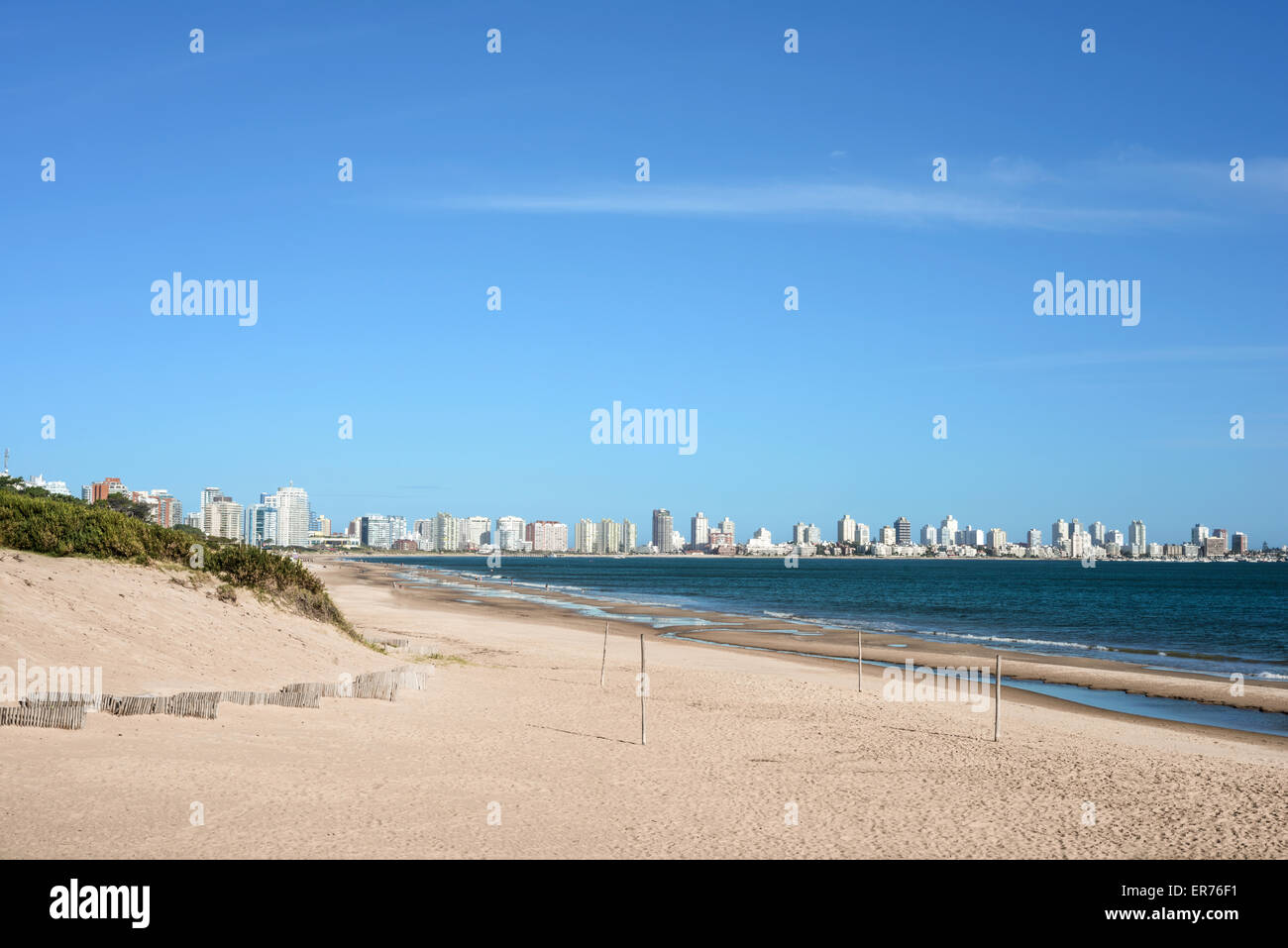 Strand von Punta del Este mit Wohnanlagen und Yacht Club in Uruguay, Atlantikküste Stockfoto
