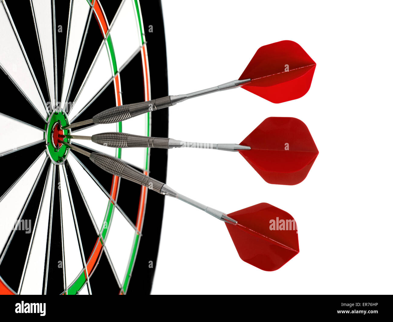 Dartscheibe isoliert mit in das Bullseye darts Stockfoto