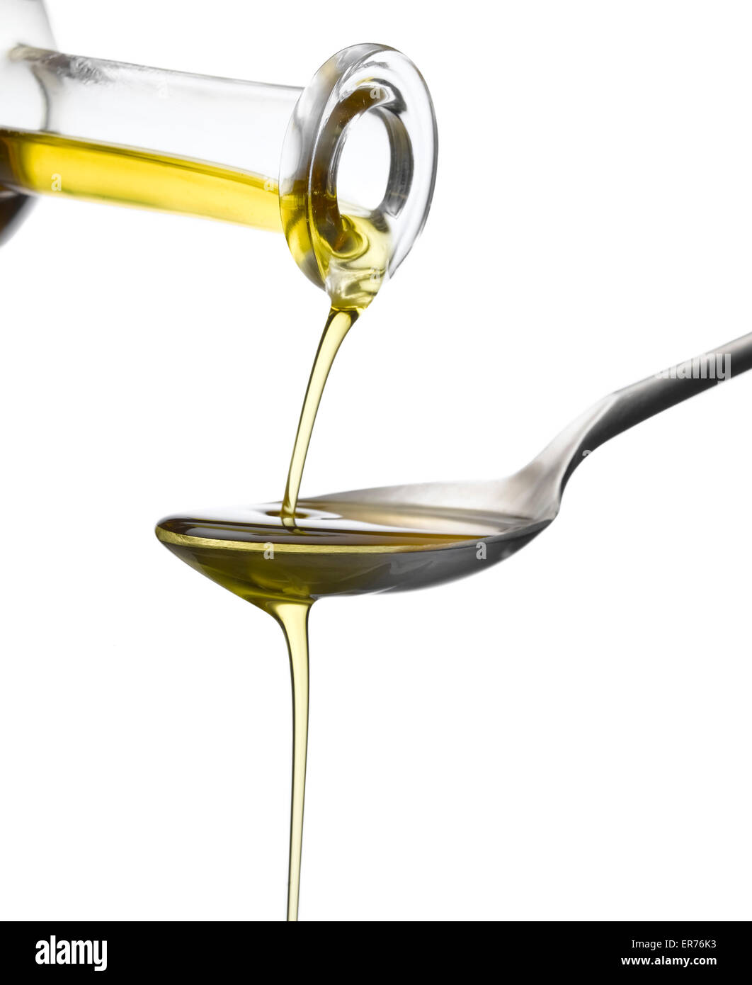 Fließt über einen Löffel Olivenöl Stockfoto