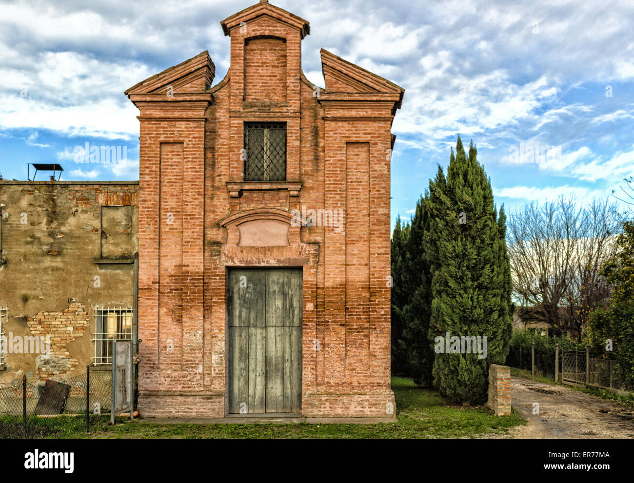 Brickwall Fassade von einem frühen XVIII Jahrhundert Oratorium, Kirche St. Dorothea in dem Dorf Belricetto in der Nähe von Ravenna in der Landschaft der Emilia Romagna in Norditalien gewidmet Stockfoto