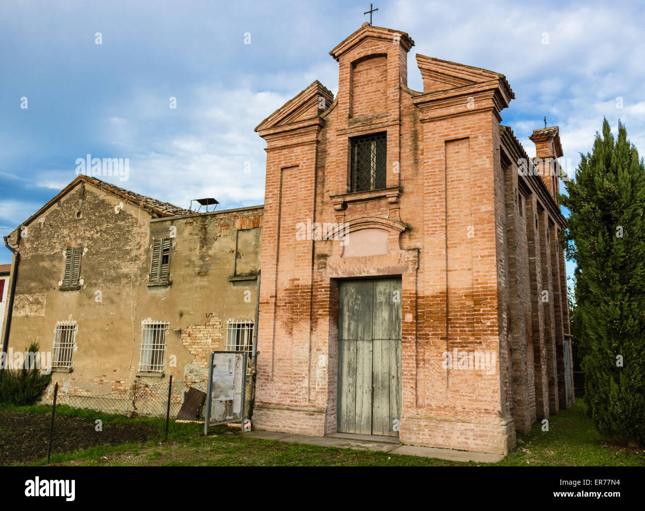 Brickwall Fassade von einem frühen XVIII Jahrhundert Oratorium, Kirche St. Dorothea in dem Dorf Belricetto in der Nähe von Ravenna in der Landschaft der Emilia Romagna in Norditalien gewidmet Stockfoto
