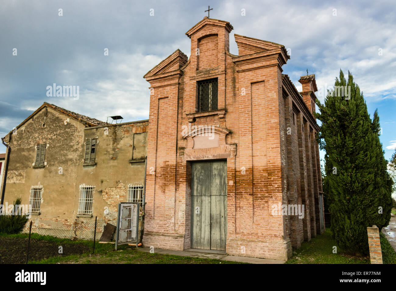 Brickwall Fassade von einem frühen XVIII Jahrhundert Oratorium, Kirche St. Dorothea in dem Dorf Belricetto in der Nähe von Ravenna in der Landschaft der Emilia Romagna in Norditalien gewidmet Stockfoto