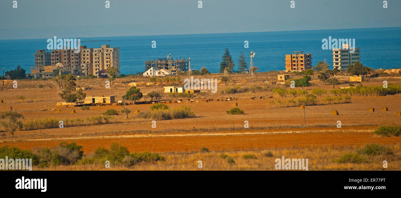 Ein Bild vom Aussichtspunkt, das auf das von türkischen Truppen von Famagusta besetzte Land blickt und verlassene Hotels und Buddlinge einschließt. Stockfoto