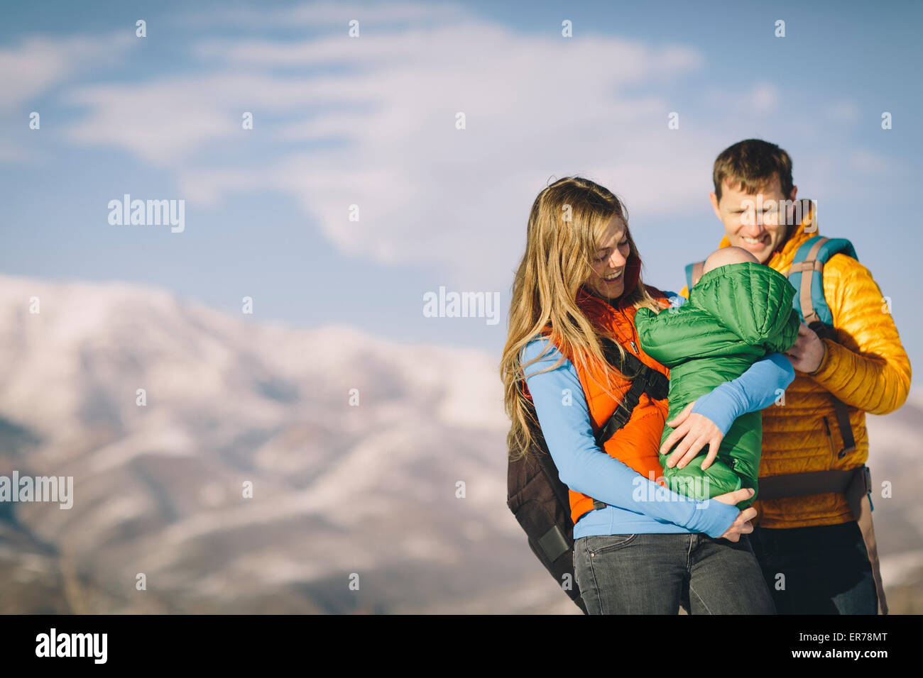 Ein junges Paar und ihr Baby Wandern in den winterlichen Bergen. Stockfoto