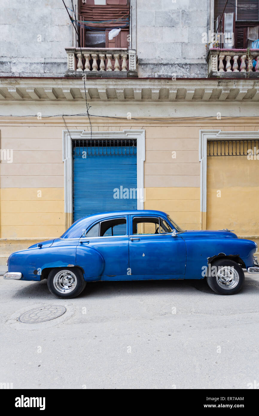 Street Scene mit Blue Classic American Auto, Havana Vieja, Kuba Stockfoto
