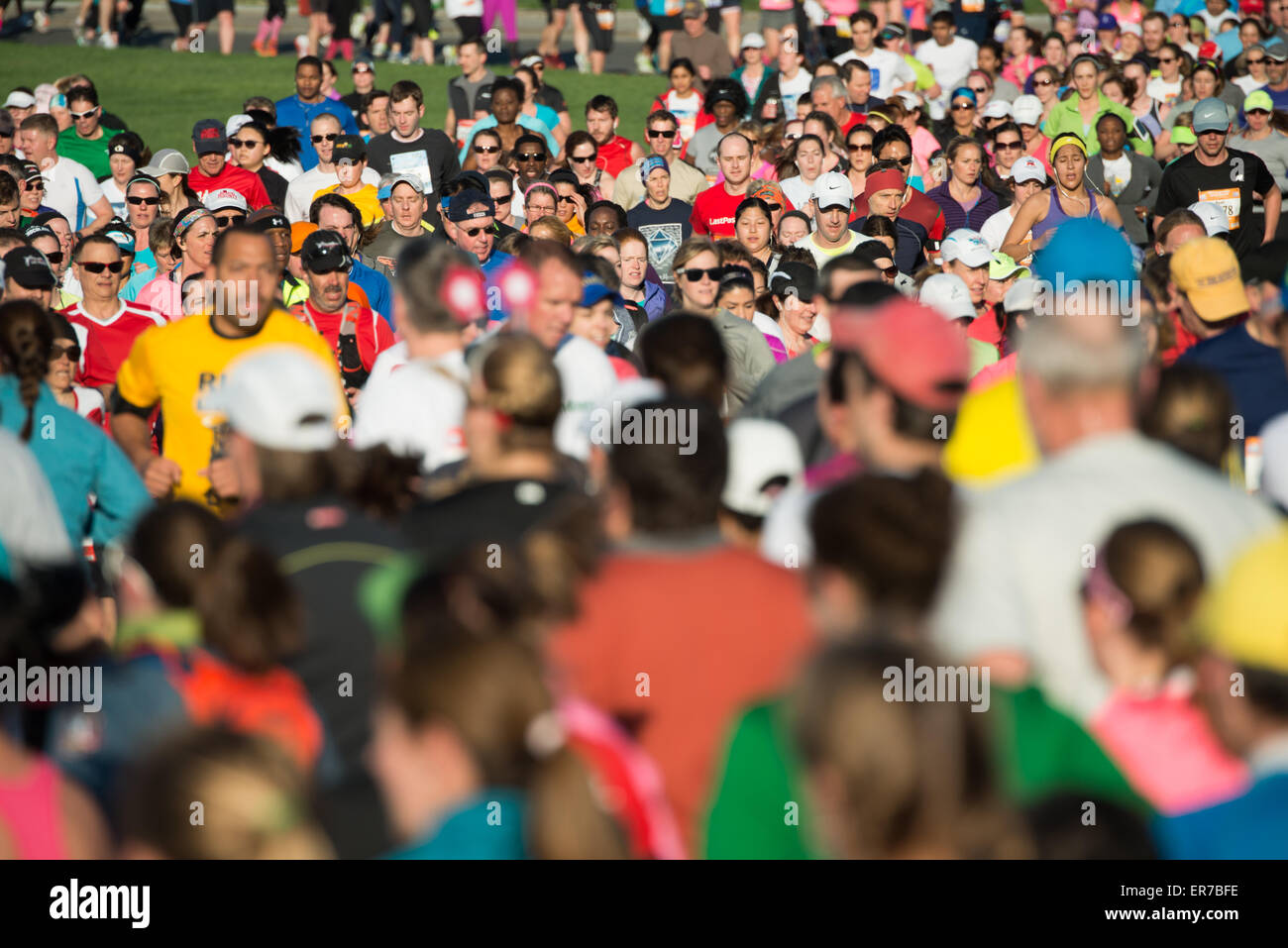 WASHINGTON DC, USA – die Läufer nehmen am jährlichen Cherry Blossom Ten Mile Run in Washington DC Teil. Das beliebte Frühlingsrennen fällt mit dem National Cherry Blossom Festival zusammen und zieht Tausende von Teilnehmern und Zuschauern in die Hauptstadt der USA. Stockfoto