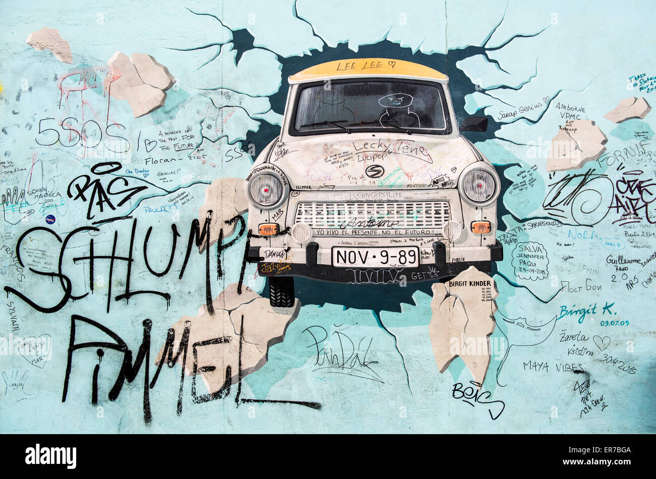 Kunstwerk auf der Berliner Mauer an der East Side Gallery Darstellung ein Trabant Auto durch den Beton zu brechen. Stockfoto