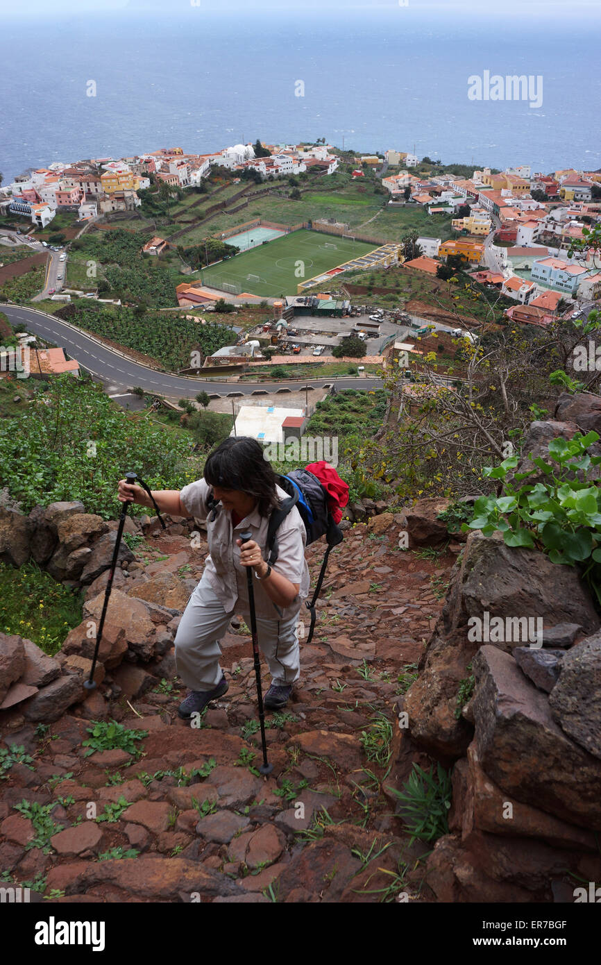 Wanderer auf unteren Pfad durch die rote Wand über Agulo, Insel La Gomera, Kanarische Inseln, Spanien Stockfoto
