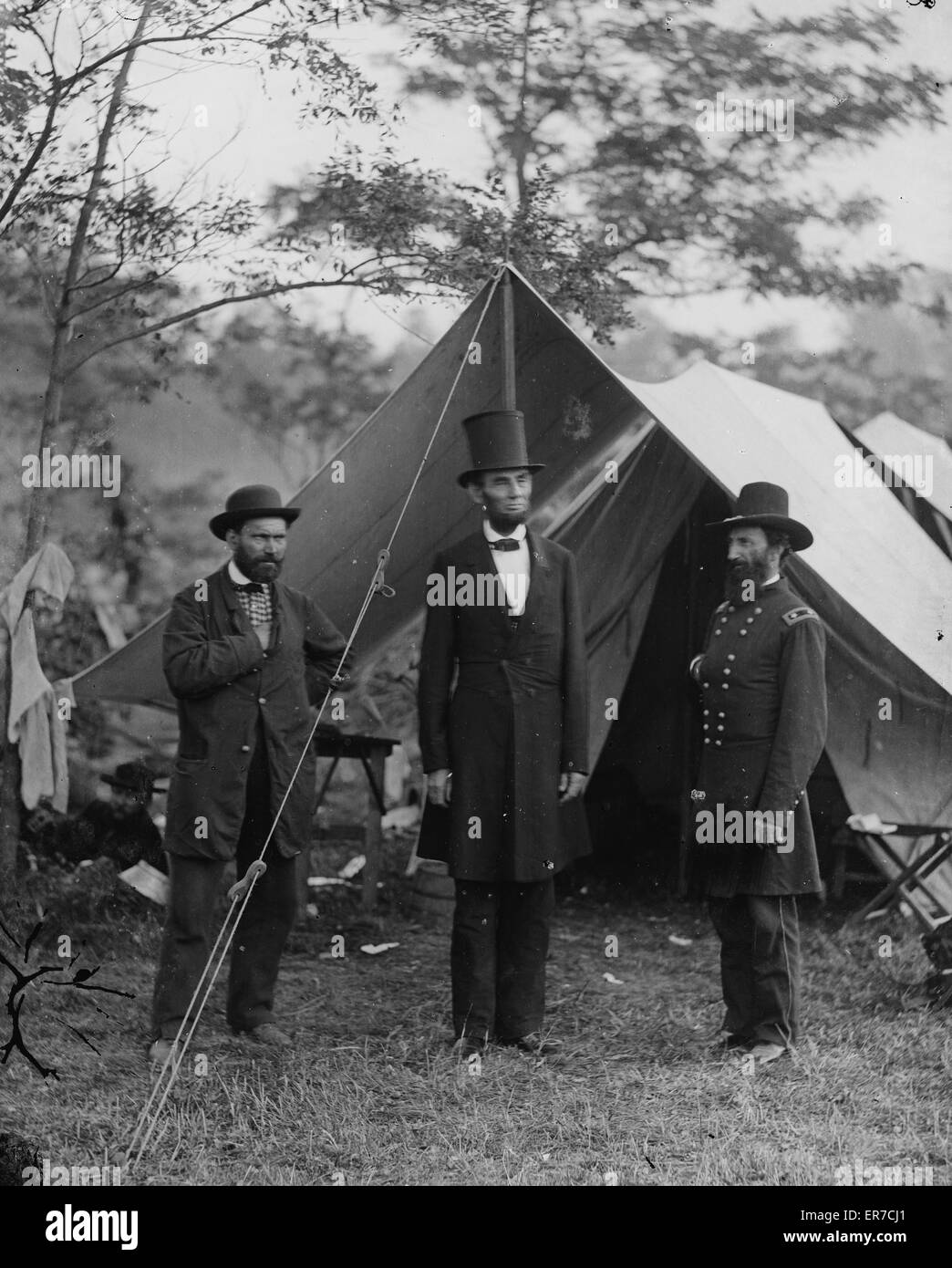 Antietam, MD. Allan Pinkerton, Präsident Lincoln und Generalmajor John A. McClernand; eine andere Ansicht. Foto vom wichtigsten östlichen Kriegsschauplatz den Krieg, Schlacht von Antietam, September-Oktober 1862. Datum 1862 3.Oktober. Stockfoto