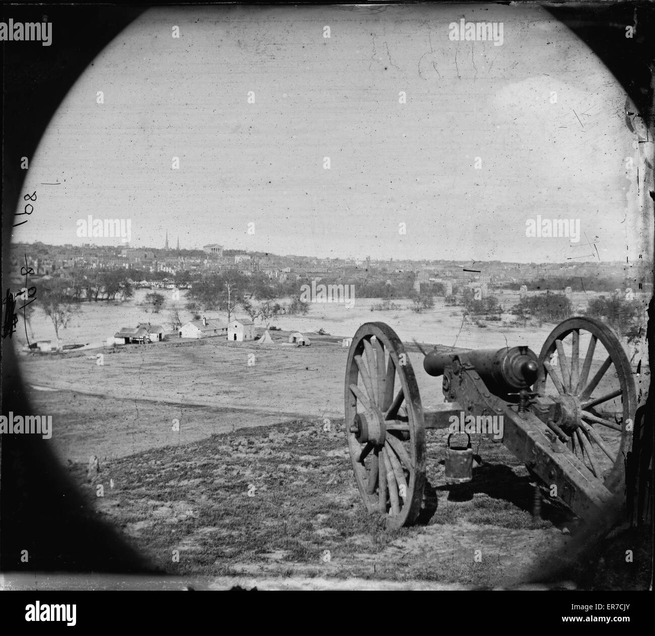 Richmond, Va Blick auf die Stadt von der Belle Isle; Waffe im Vordergrund Stockfoto